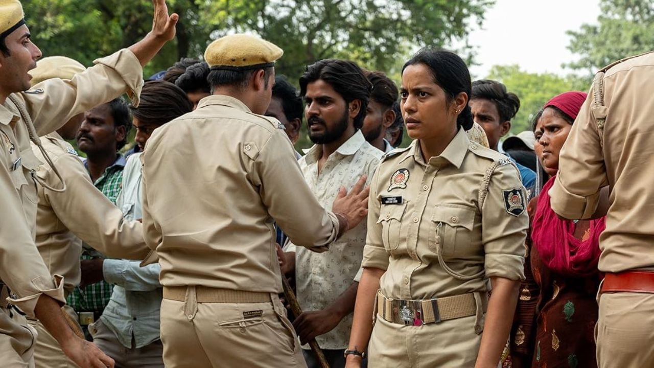 ವಿದೇಶದಿಂದ ಆಸ್ಕರ್​​ಗೆ ಕಳಿಸಲ್ಪಟ್ಟಿರುವ ಭಾರತದ ಸಿನಿಮಾ ‘ಸಂತೋಷ್’. ವಿಧವೆ ಯುವತಿಯೊಬ್ಬಾಕೆ ಪತಿಯ ಪೊಲೀಸ್ ಉದ್ಯೋಗವನ್ನು ಪಡೆದುಕೊಂಡು ದಲಿತ ಯುವತಿಯ ಹತ್ಯೆ ಪ್ರಕರಣದ ತನಿಖೆಗೆ ಇಳಿಯುತ್ತಾಳೆ. ಇದೊಂದು ಅದ್ಭುತ ಸಿನಿಮಾ ಆಗಿದ್ದು ಸಿನಿಮಾ ಅನ್ನು ಲಯನ್ಸ್​​ಗೇಟ್​​ ಒಟಿಟಿಯಲ್ಲಿ ವೀಕ್ಷಿಸಬಹುದಾಗಿದೆ.
