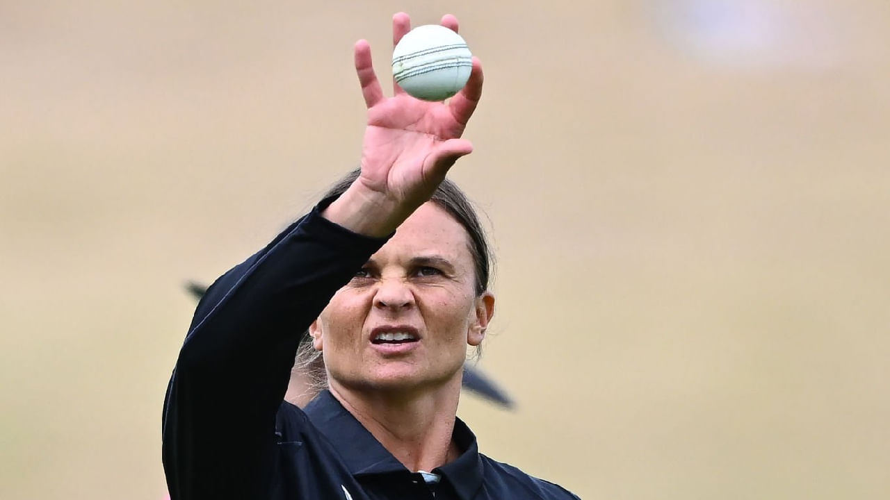 ಇದೀಗ ಭಾರತದಲ್ಲಿ ನಡೆಯುತ್ತಿರುವ ಮಹಿಳಾ ಏಕದಿನ ವಿಶ್ವಕಪ್​ನೊಂದಿಗೆ ಸುಝಿ ಬೇಟ್ಸ್ ಅಂತಾರಾಷ್ಟ್ರೀಯ ಕೆರಿಯರ್ ಕೊನೆಗೊಳಿಸುವುದು ಬಹುತೇಕ ಖಚಿತ. ಅದಕ್ಕೂ ಮುನ್ನ 350 ಏಕದಿನ ಪಂದ್ಯಗಳ ಮೈಲುಗಲ್ಲಿನ ಮೂಲಕ ಹೊಸ ವಿಶ್ವ ದಾಖಲೆಯನ್ನು ಸುಝಿ ತಮ್ಮದಾಗಿಸಿಕೊಂಡಿದ್ದಾರೆ.