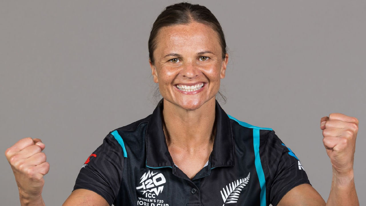 ಸೌತ್ ಆಫ್ರಿಕಾ ವಿರುದ್ಧದ ಈ ಪಂದ್ಯದಲ್ಲಿ ಕಣಕ್ಕಿಳಿಯುವುದರೊಂದಿಗೆ ಸುಝಿ ಬೇಟ್ಸ್ ಅಂತಾರಾಷ್ಟ್ರೀಯ ಕ್ರಿಕೆಟ್​ನಲ್ಲಿ 350 ಪಂದ್ಯಗಳನ್ನಾಡಿದ ವಿಶ್ವದ ಮೊದಲ ಆಟಗಾರ್ತಿ ಎಂಬ ಹೆಗ್ಗಳಿಕೆಗೆ ಪಾತ್ರರಾಗಿದ್ದಾರೆ. ಈ ಮೂಲಕ  38 ವರ್ಷದ ಸುಝಿ ಹೊಸ ಇತಿಹಾಸ ಬರೆಯುವಲ್ಲಿ ಯಶಸ್ವಿಯಾಗಿದ್ದಾರೆ.