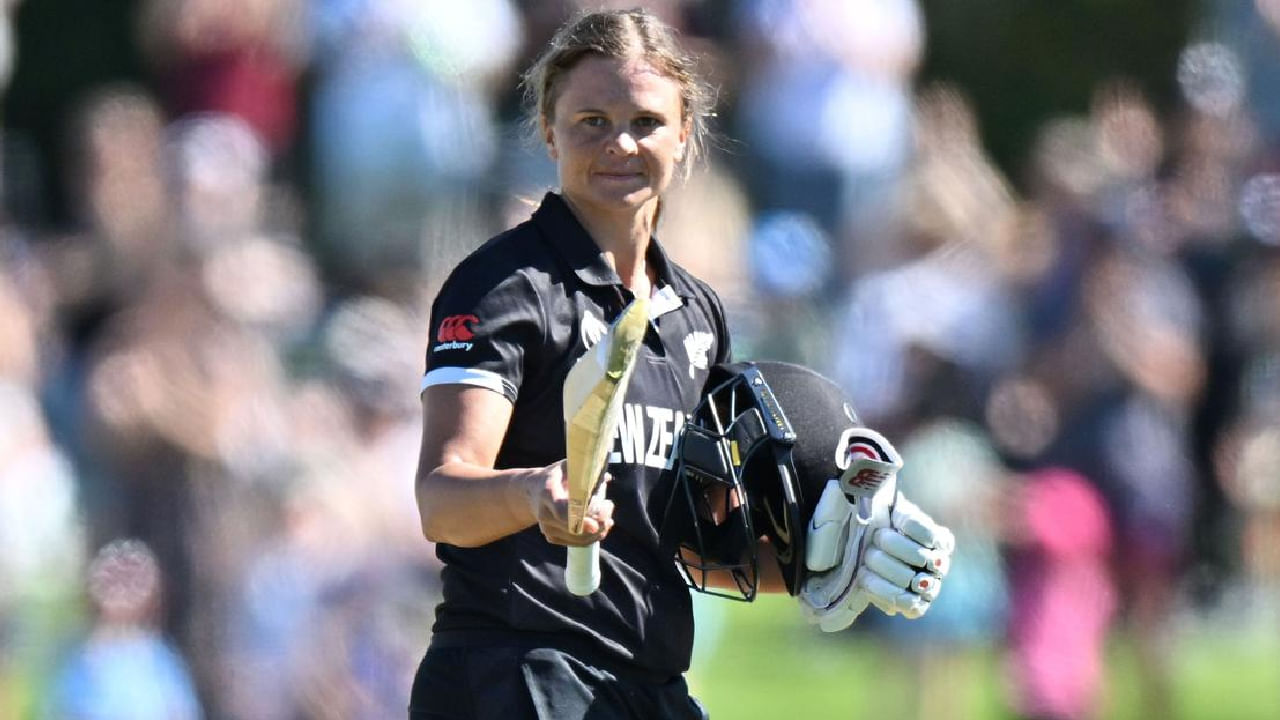 ಇದಕ್ಕೂ ಮುನ್ನ ಈ ದಾಖಲೆ ನ್ಯೂಝಿಲೆಂಡ್ನ ಸುಝಿ ಬೆಟ್ಸ್ ಹೆಸರಿನಲ್ಲಿತ್ತು. ಮಹಿಳಾ ಏಕದಿನ ವಿಶ್ವಕಪ್ನಲ್ಲಿ 29 ಇನಿಂಗ್ಸ್ ಆಡಿರುವ ಸುಝಿ ಬೆಟ್ಸ್ ಒಟ್ಟು 4 ಶತಕ ಬಾರಿಸಿ ಈ ಭರ್ಜರಿ ದಾಖಲೆ ನಿರ್ಮಿಸಿದ್ದರು. ಇದೀಗ ಈ ದಾಖಲೆ ಮುರಿಯುವಲ್ಲಿ ನ್ಯಾಟ್ ಸೀವರ್ ಬ್ರಂಟ್ ಯಶಸ್ವಿಯಾಗಿದ್ದಾರೆ.