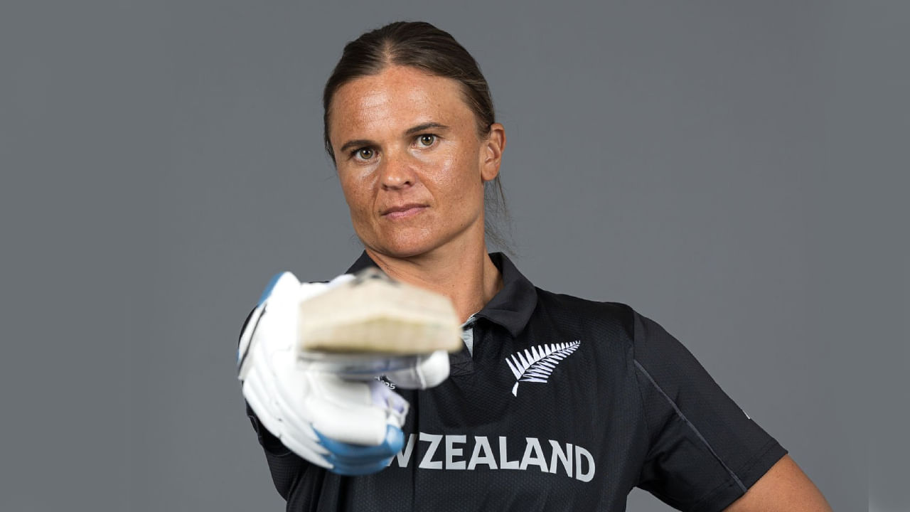 ಇನ್ನು 2007 ರಲ್ಲಿ ಟಿ20 ಅಂತಾರಾಷ್ಟ್ರೀಯ ವೃತ್ತಿಜೀವನ ಶುರು ಮಾಡಿದ ಸುಝಿ ಈವರೆಗೆ ಆಡಿರುವುದು ಬರೋಬ್ಬರಿ 177 ಪಂದ್ಯಗಳು. ಈ ವೇಳೆ 174 ಮ್ಯಾಚ್​ಗಳಲ್ಲಿ ಬ್ಯಾಟ್ ಬೀಸಿರುವ ಅವರು 4343 ರನ್ ಕಲೆಹಾಕಿದ್ದಾರೆ. ಹಾಗೆಯೇ 60 ವಿಕೆಟ್​ಗಳನ್ನು ಸಹ ಕಬಳಿಸಿದ್ದಾರೆ.