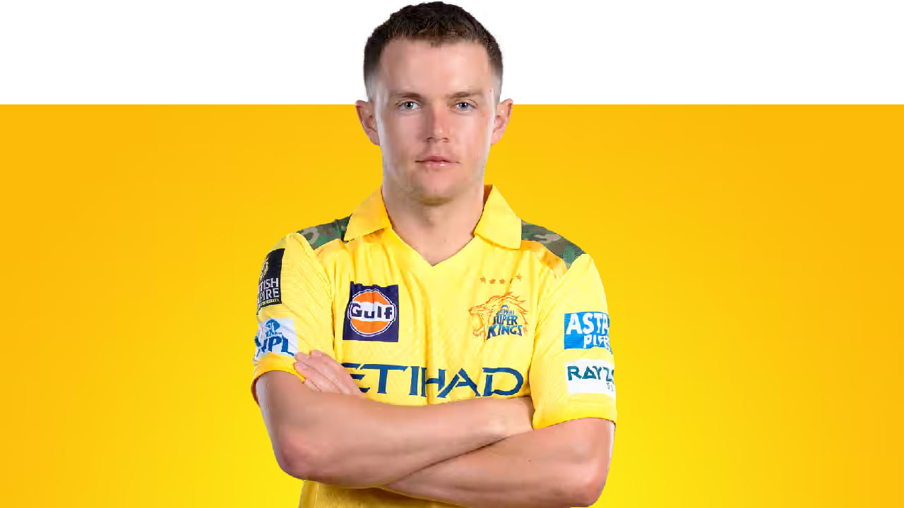 ಸ್ಯಾಮ್ ಕರನ್: ಐಪಿಎಲ್ 2025 ರ ಮೂಲಕ ಚೆನ್ನೈ ಸೂಪರ್ ಕಿಂಗ್ಸ್ ತಂಡಕ್ಕೆ ಎಂಟ್ರಿ ಕೊಟ್ಟಿದ್ದ ಸ್ಯಾಮ್ ಕರನ್ಗೆ ನೀಡಿರುವ ಸಂಭಾವನೆ 2.4 ಕೋಟಿ ರೂ. ಇದಾಗ್ಯೂ ಕಳೆದ ಸೀಸನ್ನಲ್ಲಿ ಸ್ಯಾಮ್ ಕರನ್ ಸಿಎಸ್ಕೆ ಪರ 5 ಪಂದ್ಯಗಳಲ್ಲಿ ಕಲೆಹಾಕಿದ್ದು 114 ರನ್ಗಳು ಮಾತ್ರ. ಹಾಗೆಯೇ ಒಂದು ವಿಕೆಟ್ ಪಡೆಯಲಷ್ಟೇ ಶಕ್ತರಾಗಿದ್ದರು. ಹೀಗಾಗಿ ಕರನ್ ಅವರನ್ನು ಸಹ ಬಿಡುಗಡೆ ಮಾಡಲು ಸಿಎಸ್ಕೆ ಮುಂದಾಗಿದೆ.