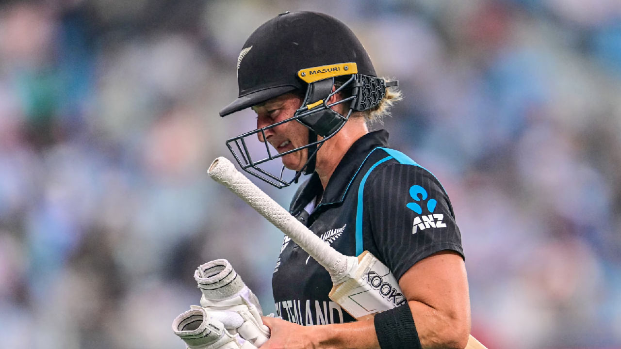 ನ್ಯೂಝಿಲೆಂಡ್ ಪರ 2006 ರಲ್ಲಿ ಪಾದಾರ್ಪಣೆ ಮಾಡಿದ್ದ ಸೋಫಿ ಡಿವೈನ್ ಒಟ್ಟು 159 ಏಕದಿನ ಪಂದ್ಯಗಳನ್ನಾಡಿದ್ದರು. ಈ ವೇಳೆ 144 ಇನಿಂಗ್ಸ್ ಆಡಿರುವ ಅವರು 4279 ರನ್ ಕಲೆಹಾಕಿದ್ದರು. ಈ ವೇಳೆ ಅವರ ಬ್ಯಾಟ್ನಿಂದ 9 ಭರ್ಜರಿ ಶತಕ ಹಾಗೂ 18 ಅರ್ಧಶತಕಗಳು ಮೂಡಿಬಂದಿದ್ದವು.