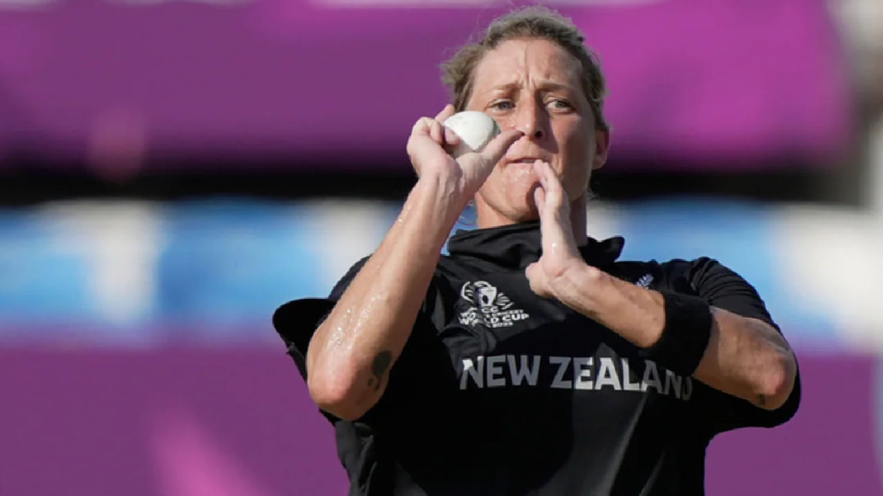 ಇನ್ನು 133 ಏಕದಿನ ಇನಿಂಗ್ಸ್ಗಳಲ್ಲಿ ಬೌಲಿಂಗ್ ಮಾಡಿದ್ದ ಸೋಫಿ ಡಿವೈನ್ ಒಟ್ಟು 5262 ಎಸೆತಗಳನ್ನು ಎಸೆದಿದ್ದರು. ಈ ವೇಳೆ 111 ವಿಕೆಟ್ ಕಬಳಿಸಿ ಮಿಂಚಿದ್ದರು. ಈ ಮೂಲಕ ನ್ಯೂಝಿಲೆಂಡ್ ಪರ ಏಕದಿನ ಕ್ರಿಕೆಟ್ನಲ್ಲಿ 4 ಸಾವಿರ ರನ್ ಹಾಗೂ 100 ವಿಕೆಟ್ ಪಡೆದ ವಿಶೇಷ ಸಾಧನೆ ಮಾಡಿದ್ದರು.