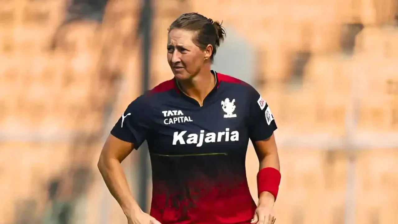 ಅಂದಹಾಗೆ ಸೋಫಿ ಡಿವೈನ್ ರಾಯಲ್ ಚಾಲೆಂಜರ್ಸ್ ಬೆಂಗಳೂರು ತಂಡದ ಸ್ಟಾರ್ ಆಟಗಾರ್ತಿ. ಕಳೆದ ಎರಡು ಸೀಸನ್ಗಳಲ್ಲಿ ಆರ್ಸಿಬಿ ಪರ ಕಣಕ್ಕಿಳಿದಿದ್ದ ಡಿವೈನ್ 2024 ರಲ್ಲಿ ರಾಯಲ್ ಪಡೆ ಚಾಂಪಿಯನ್ ಪಟ್ಟಕ್ಕೇರುವಲ್ಲಿ ಪ್ರಮುಖ ಪಾತ್ರವಹಿಸಿದ್ದರು. ಆದರೆ ವೈಯುಕ್ತಿಕ ಕಾರಣಗಳಿಂದಾಗಿ ಅವರು 2025 ವುಮೆನ್ಸ್ ಪ್ರೀಮಿಯರ್ ಲೀಗ್ನಲ್ಲಿ ಕಾಣಿಸಿಕೊಂಡಿರಲಿಲ್ಲ. ಇದೀಗ ಏಕದಿನ ಕ್ರಿಕೆಟ್ಗೆ ವಿದಾಯ ಹೇಳಿರುವ ಮುಂಬರುವ ವುಮೆನ್ಸ್ ಪ್ರೀಮಿಯರ್ ಲೀಗ್ನಲ್ಲಿ ಕಣಕ್ಕಿಳಿಯುವ ಇರಾದೆಯಲ್ಲಿದ್ದಾರೆ.