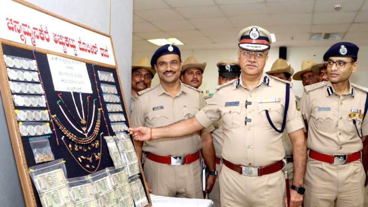 ಸುರಕ್ಷಿತ ಬೆಂಗಳೂರು ನಿರ್ಮಾಣ: ಫಲ ಕೊಟ್ಟ ಪೊಲೀಸ್ ಕಮಿಷನರ್ ಸೀಮಂತ್ ಕುಮಾರ್ ಸಿಂಗ್ ಪ್ರಯತ್ನ ಸುರಕ್ಷಿತ ಬೆಂಗಳೂರು ನಿರ್ಮಾಣ: ಫಲ ಕೊಟ್ಟ ಪೊಲೀಸ್ ಕಮಿಷನರ್ ಸೀಮಂತ್ ಕುಮಾರ್ ಸಿಂಗ್ ಪ್ರಯತ್ನ