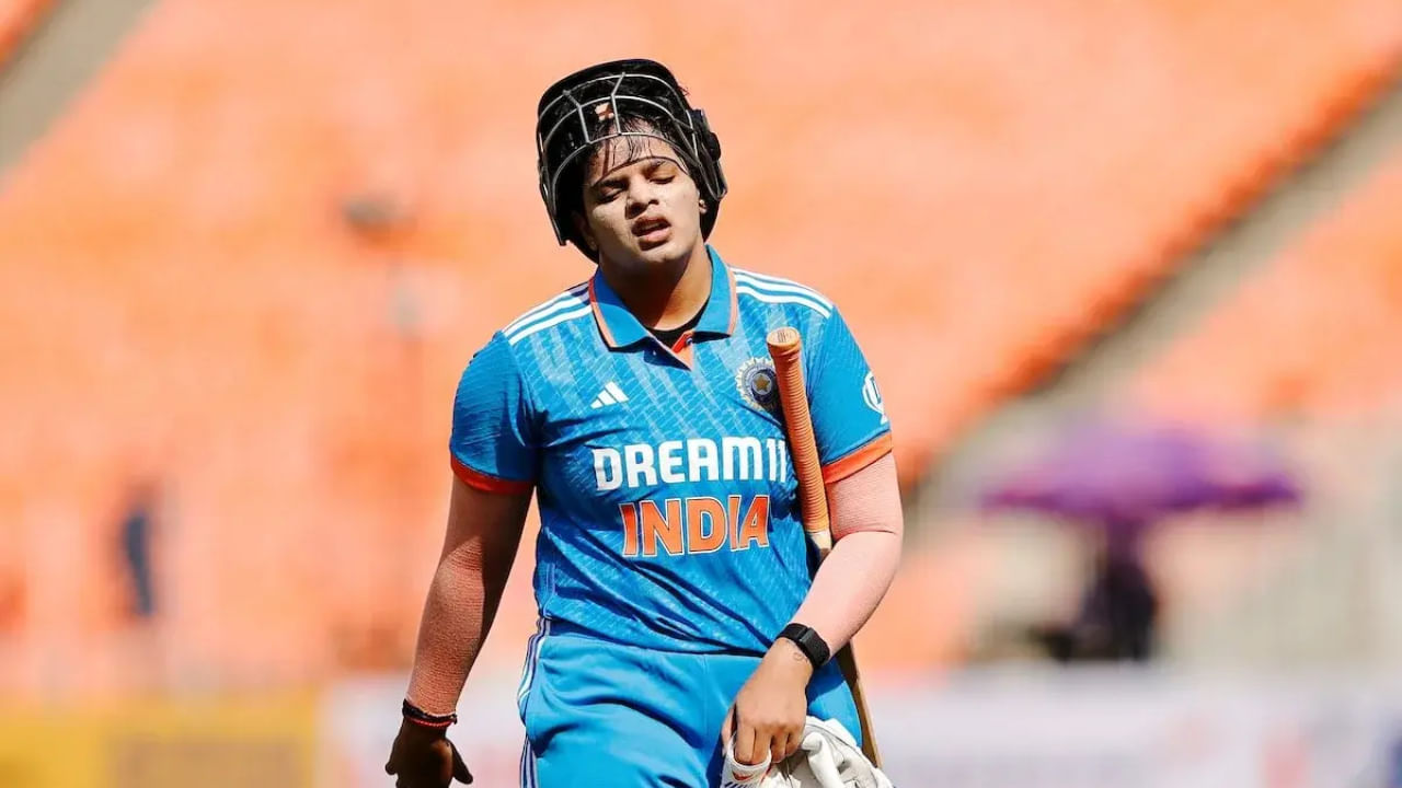 ಅಂತರರಾಷ್ಟ್ರೀಯ ಕ್ರಿಕೆಟ್ನಲ್ಲಿ ಇನ್ನಿಂಗ್ಸ್ ಆರಂಭಿಸಿದ ಅನುಭವ ಹೊಂದಿರುವ ಶೆಫಾಲಿ ವರ್ಮಾ ಅವರನ್ನು ಇದೀಗ ವಿಶ್ವಕಪ್ನ ಉಳಿದ ಪಂದ್ಯಗಳಿಗೆ ತಂಡದಲ್ಲಿ ಆಯ್ಕೆ ಮಾಡಲಾಗಿದೆ. ಸಮಾಧಾನಕರ ಸುದ್ದಿಯೆಂದರೆ ಶೆಫಾಲಿ ವರ್ಮಾ ಅತ್ಯುತ್ತಮ ಫಾರ್ಮ್ನಲ್ಲಿದ್ದಾರೆ. ಅವರು ಹಿರಿಯ ಮಹಿಳಾ ಟಿ20 ಟ್ರೋಫಿಯಲ್ಲಿ ಸಾಕಷ್ಟು ರನ್ ಗಳಿಸಿದ್ದಾರೆ.