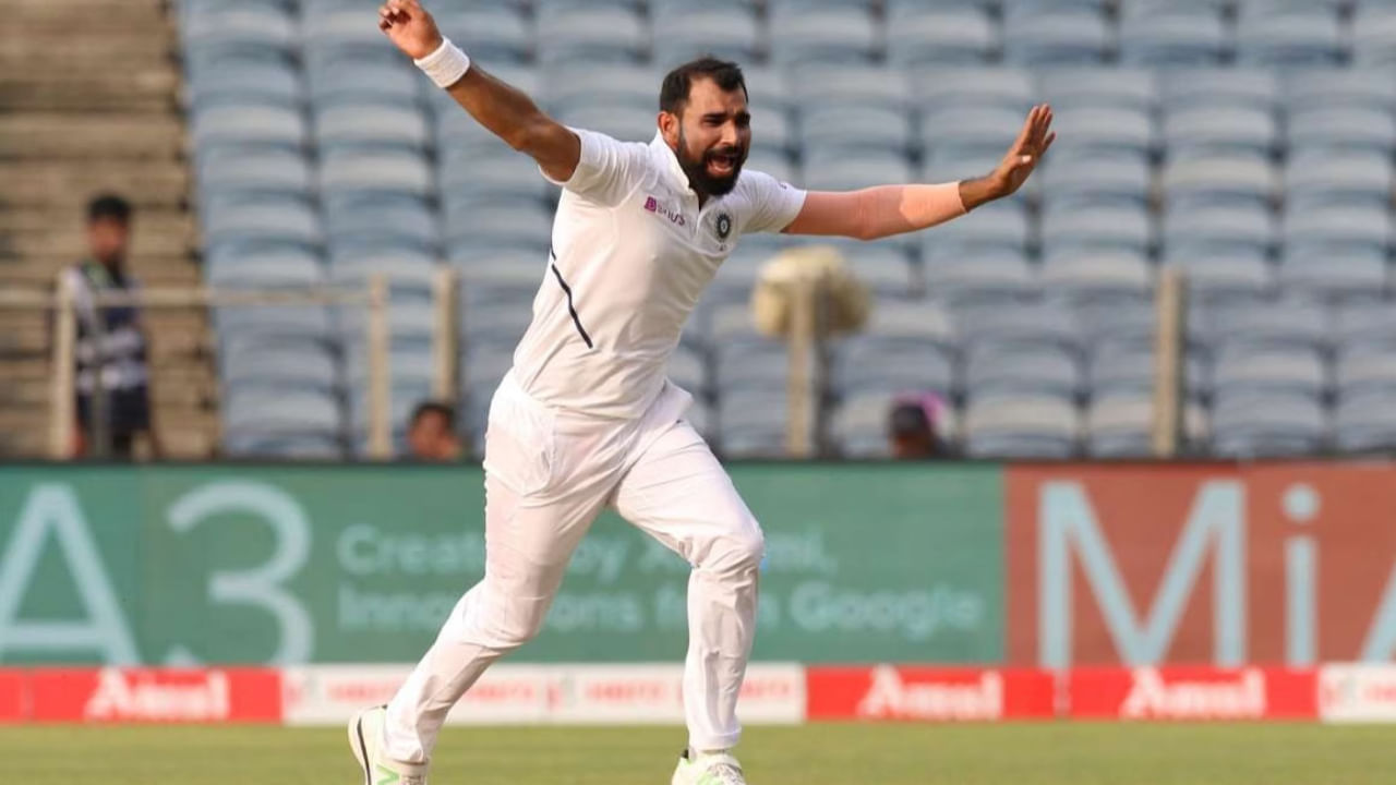 ನಂತರ ಎರಡನೇ ಇನ್ನಿಂಗ್ಸ್‌ನಲ್ಲಿಯೂ ವಿನಾಶಕಾರಿ ಪ್ರದರ್ಶನ ನೀಡಿದ ಮೊಹಮ್ಮದ್ ಶಮಿ, 24.4 ಓವರ್‌ಗಳನ್ನು ಬೌಲಿಂಗ್ ಮಾಡಿ, 38 ರನ್‌ಗಳನ್ನು ಬಿಟ್ಟುಕೊಟ್ಟು ನಾಲ್ವರು ಬ್ಯಾಟ್ಸ್‌ಮನ್‌ಗಳನ್ನು ಔಟ್ ಮಾಡಿದರು. ಇದರರ್ಥ ಮೊಹಮ್ಮದ್ ಶಮಿ ಪಂದ್ಯದಲ್ಲಿ ಒಟ್ಟು ಏಳು ವಿಕೆಟ್‌ಗಳನ್ನು ಕಬಳಿಸಿದರು. ಇದರ ಜೊತೆಗೆ ಸುಮಾರು 40 ಓವರ್‌ಗಳನ್ನು ಬೌಲಿಂಗ್ ಮಾಡುವ ಮೂಲಕ ತಮ್ಮ ಫಿಟ್‌ನೆಸ್ ಅನ್ನು ಸಹ ಸಾಭೀತುಪಡಿಸಿದರು.
