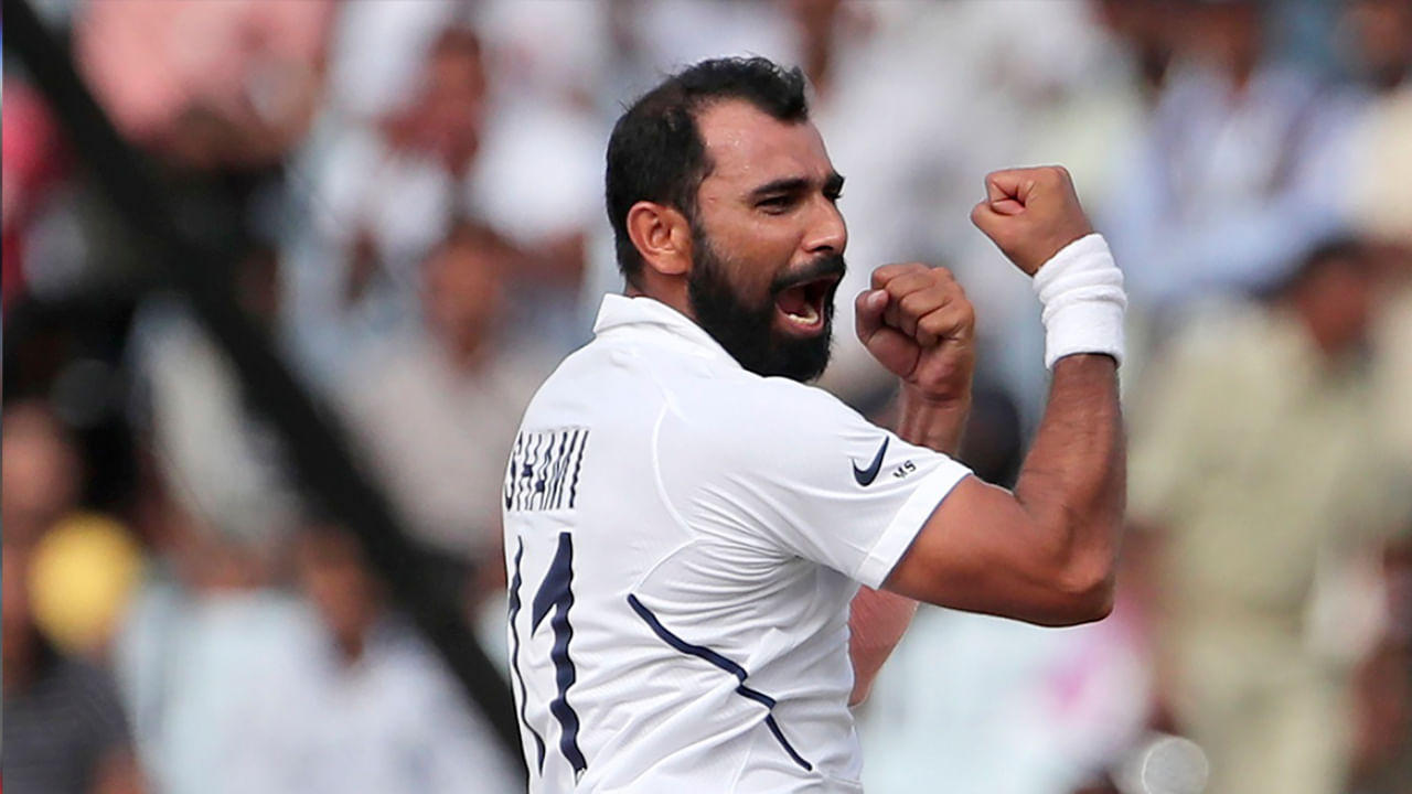 ಉತ್ತರಾಖಂಡ್ ವಿರುದ್ಧದ ಈ ಪಂದ್ಯದಲ್ಲಿ ಶಮಿ ತಮ್ಮ ಆರಂಭಿಕ ಓವರ್‌ಗಳಲ್ಲಿ ಯಾವುದೇ ವಿಕೆಟ್ ಪಡೆಯಲಿಲ್ಲ. ಆದರೆ ತಮ್ಮ 15 ನೇ ಓವರ್‌ನಲ್ಲಿ ಮೂರು ವಿಕೆಟ್ ಪಡೆಯುವ ಮೂಲಕ ಎಲ್ಲರನ್ನು ಅಚ್ಚರಿಗೊಳಿಸಿದರು. 15ನೇ ಓವರ್​ನ ಎರಡನೇ ಮತ್ತು ಮೂರನೇ ಎಸೆತಗಳಲ್ಲಿ ವಿಕೆಟ್ ಪಡೆದ ಶಮಿಗೆ ನಾಲ್ಕನೇ ಎಸೆತದಲ್ಲಿ ಹ್ಯಾಟ್ರಿಕ್ ಪಡೆಯಲು ಸಾಧ್ಯವಾಗಲಿಲ್ಲ. ಆದಾಗ್ಯೂ, ಅವರು ಐದನೇ ಎಸೆತದಲ್ಲಿ ವಿಕೆಟ್ ಪಡೆದು ಉತ್ತರಾಖಂಡದ ಇನ್ನಿಂಗ್ಸ್ ಅನ್ನು 213 ಕ್ಕೆ ಕೊನೆಗೊಳಿಸಿದರು.