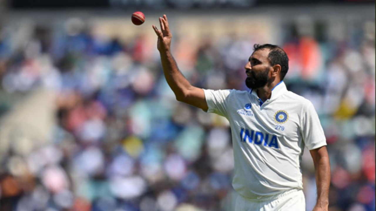 ಮೊದಲ ಇನ್ನಿಂಗ್ಸ್​ನಲ್ಲಿ 14.5 ಓವರ್ ಬೌಲ್ ಮಾಡಿದ ಮೊಹಮ್ಮದ್ ಶಮಿ ಇದರಲ್ಲಿ 37 ರನ್ ಬಿಟ್ಟುಕೊಟ್ಟು 3 ವಿಕೆಟ್ ಕಬಳಿಸಿದರು. ಇದರಲ್ಲಿ 4 ಮೇಡನ್ ಓವರ್​ಗಳು ಸೇರಿದ್ದವು. ರಣಜಿ ಮೊದಲ ಪಂದ್ಯದಲ್ಲೇ ತಮ್ಮ ಮಾರಕ ಬೌಲಿಂಗ್ ಮೂಲಕ ಶಮಿ, ಬಿಸಿಸಿಐ ನಿರ್ಲಕ್ಷ್ಯಕ್ಕೆ ತಿರುಗೇಟು ನೀಡಿದ್ದಾರೆ. ಮುಂದಿನ ದಿನಗಳಲ್ಲಿ ಶಮಿ ಯಾವ ರೀತಿಯ ಪ್ರದರ್ಶನ ನೀಡುತ್ತಾರೆ ಎಂಬುದನ್ನು ಕಾದುನೋಡಬೇಕಿದೆ.