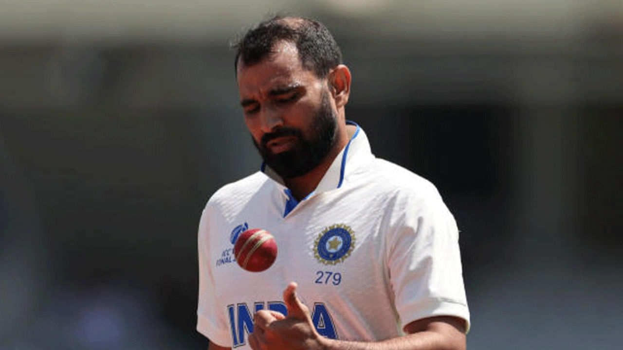 ಆದಾಗ್ಯೂ, ಶಮಿ ಹೇಳಿಕೆಯಿಂದ ಕೆರಳಿದ ಅಗರ್ಕರ್, ‘ಶಮಿ ಅದ್ಭುತ ಆಟಗಾರ, ಅವರಿಗೆ ಏನನ್ನಾದರೂ ಹೇಳಿಬೇಕೆಂದೆನಿಸಿದರೆ ಅದನ್ನು ನನ್ನ ಬಳಿ ಹೇಳಬೇಕು. ಆನಂತರ ನಾವು ಅದರ ಬಗ್ಗೆ ಚರ್ಚಿಸುತ್ತೇವೆ. ಇಂಗ್ಲೆಂಡ್ ಪ್ರವಾಸಕ್ಕೂ ಮುಂಚೆಯೇ, ಅವರು ಫಿಟ್ ಆಗಿದ್ದರೆ, ಅವರು ತಂಡದಲ್ಲಿರುತ್ತಾರೆ ಎಂದು ನಾವು ಹೇಳಿದ್ದೆವು. ಆದರೆ ಕಳೆದ ಒಂದು ವರ್ಷದಲ್ಲಿ ಅವರು ಫಿಟ್ ಇಲ್ಲ ಎಂದು ನಾವು ಗಮನಿಸಿದ್ದೇವೆ. ಕಳೆದ ಬಾರಿ ನಾವು ಅವರನ್ನು ಆಸ್ಟ್ರೇಲಿಯಾಕ್ಕೆ ಕರೆದೊಯ್ಯಲು ಬಯಸಿದ್ದೆವು, ಆದರೆ ಅವರು ಸಂಪೂರ್ಣವಾಗಿ ಫಿಟ್ ಆಗಿರಲಿಲ್ಲ. ಅವರು ಫಿಟ್ ಆಗಿದ್ದರೆ, ಮುಂದಿನ ಕೆಲವು ತಿಂಗಳುಗಳಲ್ಲಿ ವಿಷಯಗಳು ಬದಲಾಗಬಹುದು  ಎಂದಿದ್ದಾರೆ.
