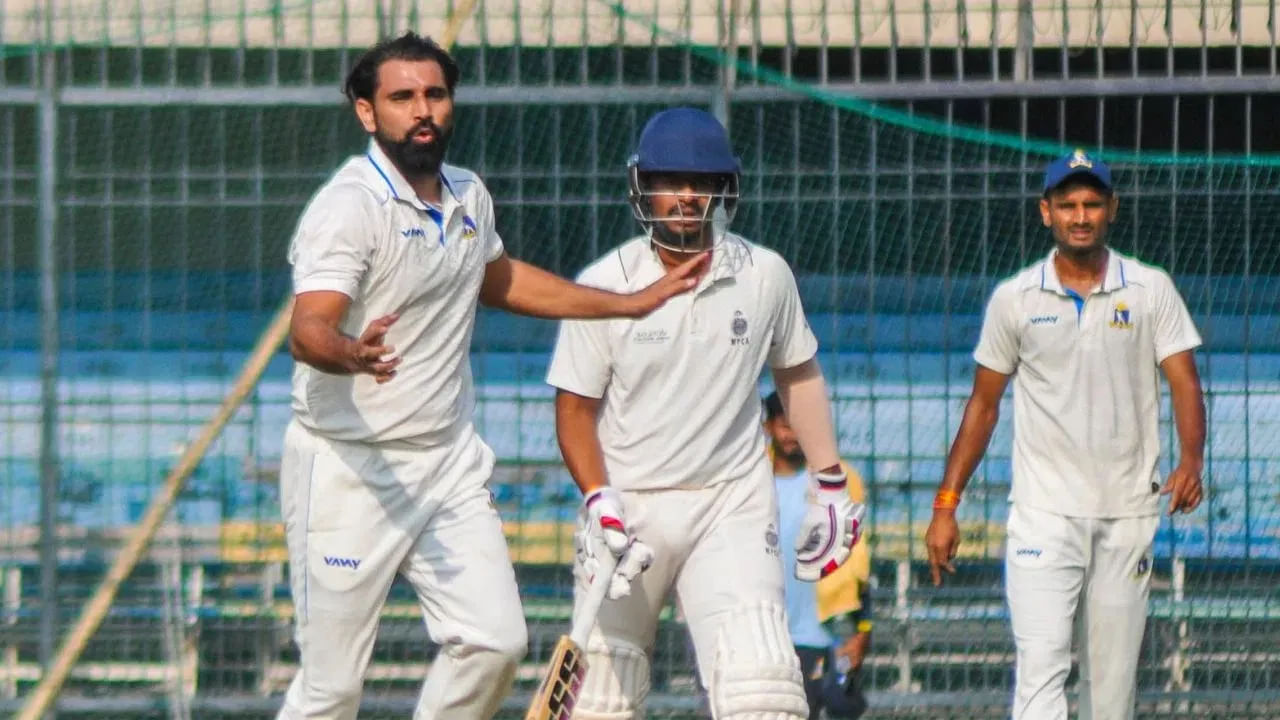 ಇದೀಗ ದ್ವಿತೀಯ ಪಂದ್ಯದಲ್ಲೂ ಮೊಹಮ್ಮದ್ ಶಮಿ ಮಿಂಚಿನ ದಾಳಿ ಸಂಘಟಿಸಿದ್ದಾರೆ. ಗುಜರಾತ್ ವಿರುದ್ಧದ ಪಂದ್ಯದ ಮೊದಲ ಇನಿಂಗ್ಸ್ನಲ್ಲಿ 44 ರನ್ ನೀಡಿ 3 ವಿಕೆಟ್ ಕಬಳಿಸಿದ ಶಮಿ, ದ್ವಿತೀಯ ಇನಿಂಗ್ಸ್ನಲ್ಲಿ ಕೇವಲ 38 ರನ್ ನೀಡಿ 5 ವಿಕೆಟ್ ಉರುಳಿಸಿದ್ದಾರೆ. ಈ ಮೂಲಕ ಒಟ್ಟು 8 ವಿಕೆಟ್ ಕಬಳಿಸಿ ಬಂಗಾಳ ತಂಡಕ್ಕೆ ಜಯ ತಂದು ಕೊಟ್ಟಿದ್ದಾರೆ.