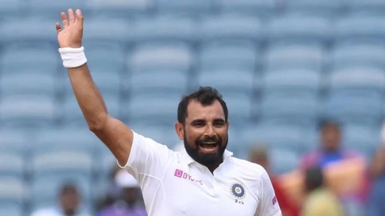 ಇದೀಗ ದೇಶೀಯ ಅಂಗಳದಲ್ಲಿ ಭರ್ಜರಿ ಬೌಲಿಂಗ್ ಪ್ರದರ್ಶಿಸಿ ಮೊಹಮ್ಮದ್ ಶಮಿ ಮತ್ತೆ ಕಂಬ್ಯಾಕ್ ಮಾಡುವ ಸೂಚನೆ ನೀಡಿದ್ದಾರೆ. ಇದೇ ಪ್ರದರ್ಶನ ಮುಂದುವರೆಸಿದರೆ ಸೌತ್ ಆಫ್ರಿಕಾ ವಿರುದ್ಧದ ಟೆಸ್ಟ್ ಸರಣಿಗೆ ಮೊಹಮ್ಮದ್ ಶಮಿ ಆಯ್ಕೆಯಾಗುವುದು ಬಹುತೇಕ ಖಚಿತ ಎನ್ನಬಹುದು.