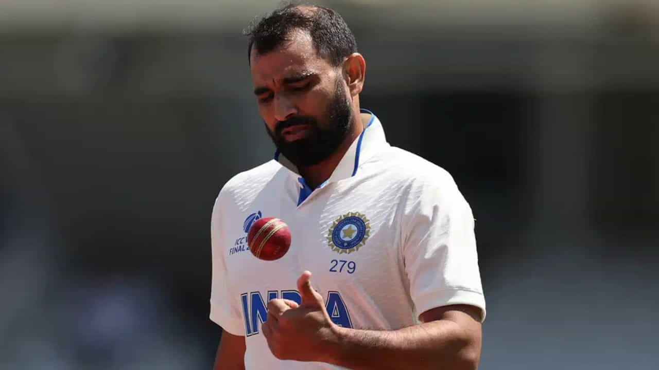 ಟೀಂ ಇಂಡಿಯಾದ ಅನುಭವಿ ವೇಗದ ಬೌಲರ್ ಮೊಹಮ್ಮದ್ ಶಮಿ ಪ್ರಸ್ತುತ ರಣಜಿ ಟ್ರೋಫಿಯಲ್ಲಿ ಬಂಗಾಳ ತಂಡವನ್ನು ಪ್ರತಿನಿಧಿಸುತ್ತಿದ್ದಾರೆ. ಟೂರ್ನಿಯ ಮೊದಲ ಪಂದ್ಯದಲ್ಲಿ ಅಮೋಘ ಪ್ರದರ್ಶನ ನೀಡಿದ್ದ ಶಮಿ ಒಟ್ಟು 7 ವಿಕೆಟ್ಗಳನ್ನು ಕಬಳಿಸಿದ್ದರು. ಈ ಮೂಲಕ ಮತ್ತೆ ಟೀಂ ಇಂಡಿಯಾಕ್ಕೆ ಸೇರುವ ಸುಳಿವು ನೀಡಿದ್ದರು. ಇದೀಗ ಎರಡನೇ ಪಂದ್ಯವನ್ನಾಡುತ್ತಿರುವ ಶಮಿಯನ್ನು ಬಿಸಿಸಿಐ ಆಯ್ಕೆ ಮಂಡಳಿಯ ಸದಸ್ಯರು ಭೇಟಿಯಾಗಿದ್ದು, ಹಲವು ಪ್ರಶ್ನೆಗಳನ್ನು ಹುಟ್ಟುಹಾಕಿದೆ.