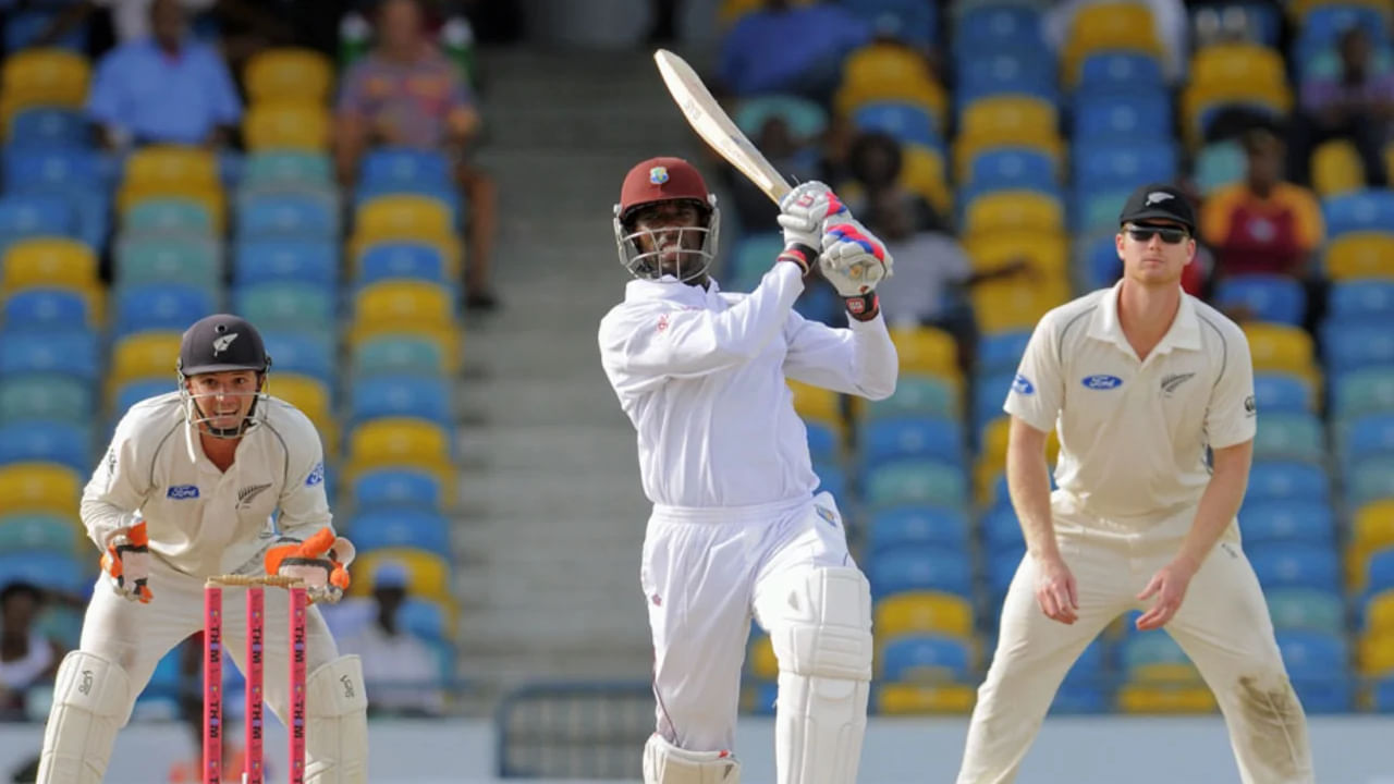 ಈ ಪಟ್ಟಿಯಲ್ಲಿ ಮೊದಲ ಸ್ಥಾನದಲ್ಲಿರುವುದು ವೆಸ್ಟ್ ಇಂಡೀಸ್ನ ಶೇನ್ ಶಿಲ್ಲಿಂಗ್ ಫೋರ್ಡ್. 2014 ರಲ್ಲಿ ನ್ಯೂಝಿಲೆಂಡ್ ವಿರುದ್ಧದ ಪಂದ್ಯದಲ್ಲಿ 11ನೇ ಕ್ರಮಾಂಕದಲ್ಲಿ ಕಣಕ್ಕಿಳಿದ ಶಿಲ್ಲಿಂಗ್ ಫೋರ್ಡ್ ಕೇವಲ 25 ಎಸೆತಗಳಲ್ಲಿ ಅರ್ಧಶತಕ ಸಿಡಿಸಿ ವಿಶ್ವ ದಾಖಲೆ ನಿರ್ಮಿಸಿದ್ದರು.