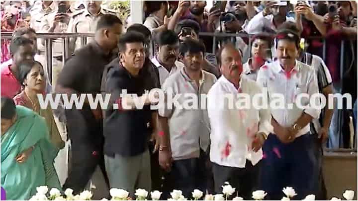 ಪುನೀತ್ ಇಲ್ಲ ಎಂಬ ನೋವಲ್ಲೇ ತಮ್ಮನ ಸಮಾಧಿಗೆ ಶಿವಣ್ಣ ಪೂಜೆ ಪುನೀತ್ ಇಲ್ಲ ಎಂಬ ನೋವಲ್ಲೇ ತಮ್ಮನ ಸಮಾಧಿಗೆ ಶಿವಣ್ಣ ಪೂಜೆ