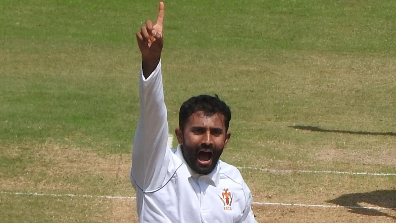 Ranji Trophy: ಒಂದೇ ಇನ್ನಿಂಗ್ಸ್​ನಲ್ಲಿ 8 ವಿಕೆಟ್ ಉರುಳಿಸಿದ ಕನ್ನಡಿಗ ಶ್ರೇಯಸ್ ಗೋಪಾಲ್