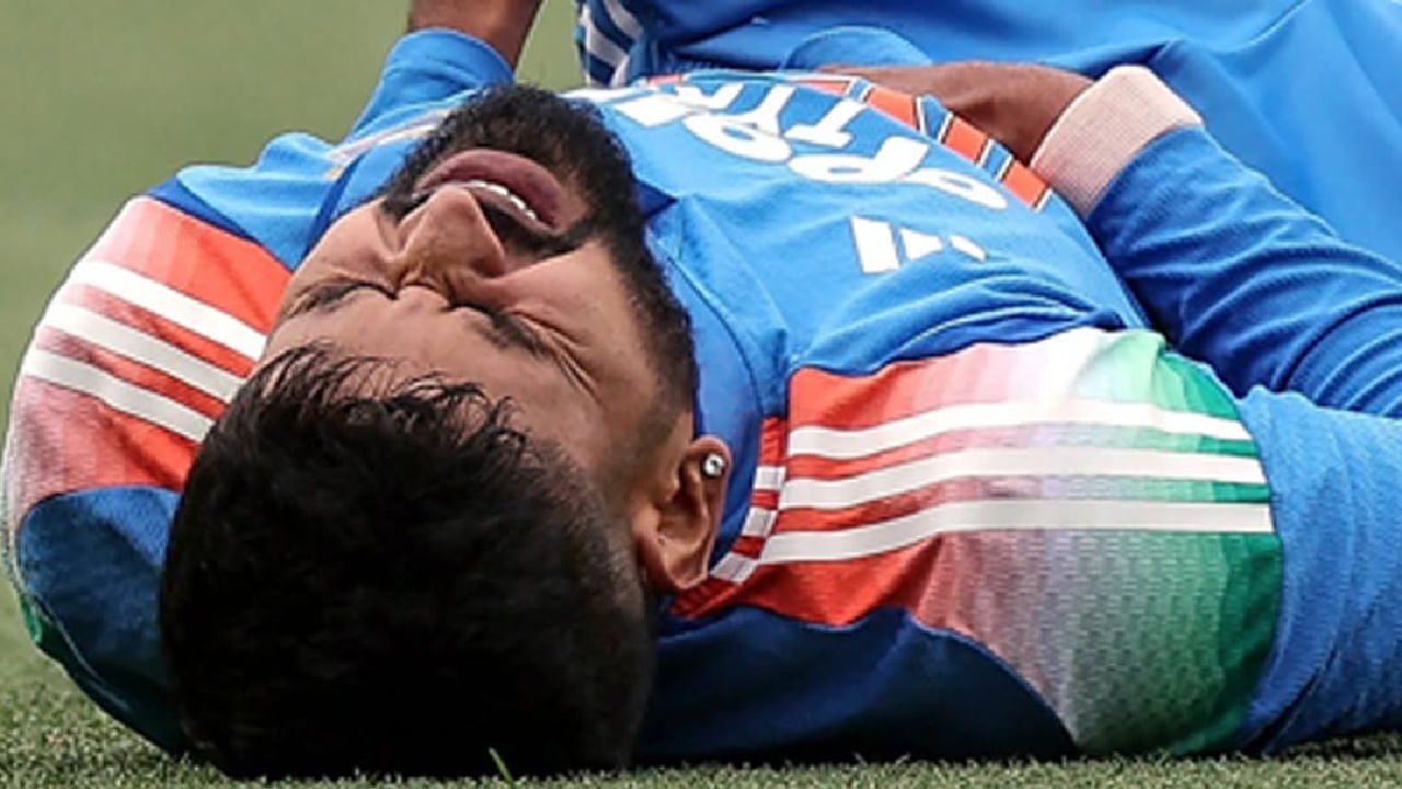 ಇದೀಗ ಚೇತರಿಸಿಕೊಂಡಿರುವ ಅವರನ್ನು ICUನಿಂದ ವಾರ್ಡ್ಗೆ ಶಿಫ್ಟ್ ಮಾಡಲಾಗಿದೆ. ಹೀಗಾಗಿ ಇನ್ನೊಂದು ವಾರದಲ್ಲಿ ಶ್ರೇಯಸ್ ಅಯ್ಯರ್ ಭಾರತಕ್ಕೆ ಮರಳಲಿದ್ದಾರೆ ಎಂದು ತಿಳಿದು ಬಂದಿದೆ. ಇದಾಗ್ಯೂ ಅವರು ಸದ್ಯಕ್ಕಂತು ಮೈದಾನಕ್ಕಿಳಿಯುವುದಿಲ್ಲ. ಅಂದರೆ ಕನಿಷ್ಠ 2 ತಿಂಗಳುಗಳ ಕಾಲ ಅವರು ವಿಶ್ರಾಂತಿ ಪಡೆಯಬೇಕಿದೆ.