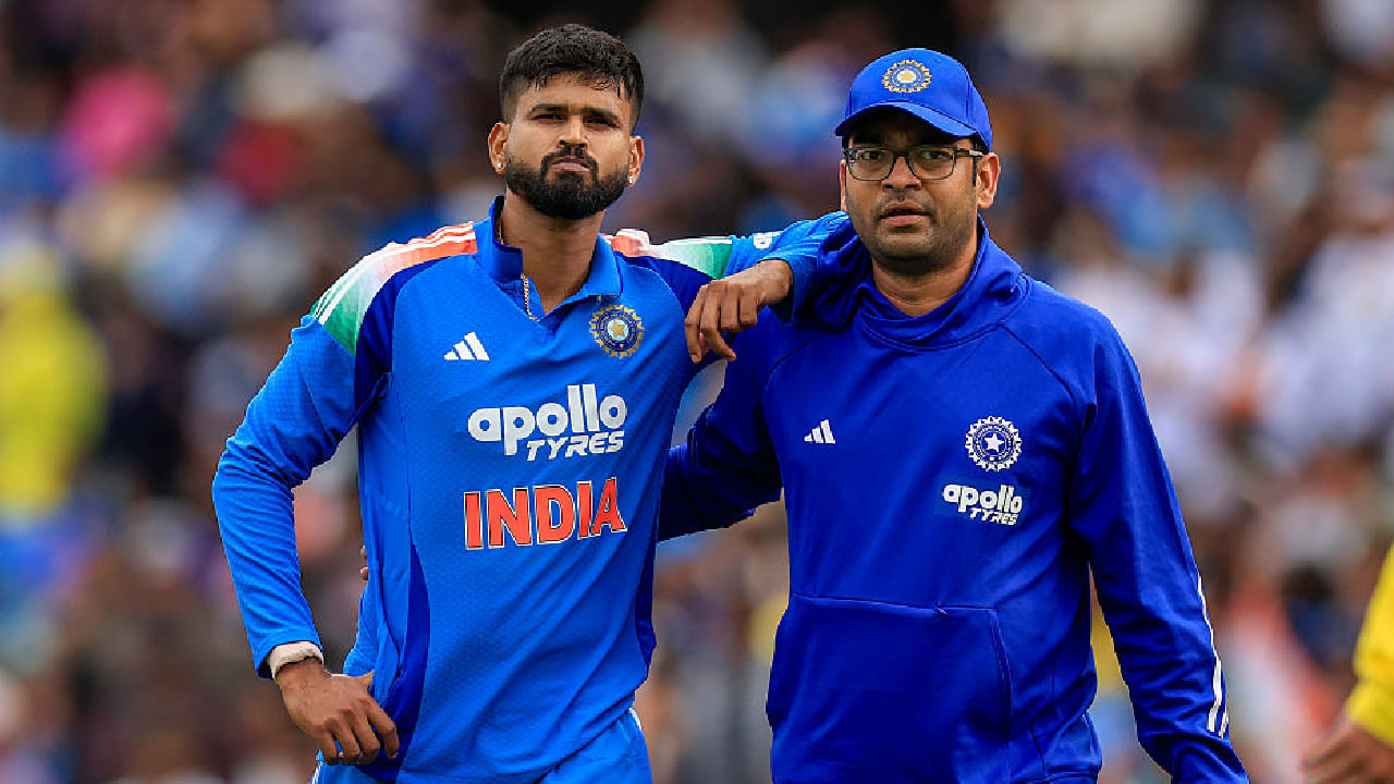 ಶ್ರೇಯಸ್ ಅಯ್ಯರ್ ಅವರ ಎಡ ಪೆಕ್ಕೆಲುಬಿಗೆ ಗಂಭೀರ ಗಾಯವಾಗಿದ್ದು, ಇದರಿಂದ ಹೊಟ್ಟೆಯ ಮೇಲ್ಭಾಗದ ಅಂಗದಲ್ಲಿ (ಗುಲ್ಮ)  ಆಂತರಿಕ ರಕ್ತಸ್ರಾವವಾಗಿದೆ. ಇದರಿಂದ ಅವರು ಕೆಲ ಕ್ಷಣಗಳ ಕಾಲ ಅಸ್ವಸ್ಥರಾಗಿದ್ದರು ಎಂದು ವರದಿಯಲ್ಲಿ ಹೇಳಲಾಗಿದೆ. ಇದೇ ಕಾರಣದಿಂದಾಗಿ ಅವರನ್ನು ಐಸಿಯುನಲ್ಲಿರಿಸಿ ಚಿಕಿತ್ಸೆ ನೀಡಲಾಗುತ್ತಿದೆ.