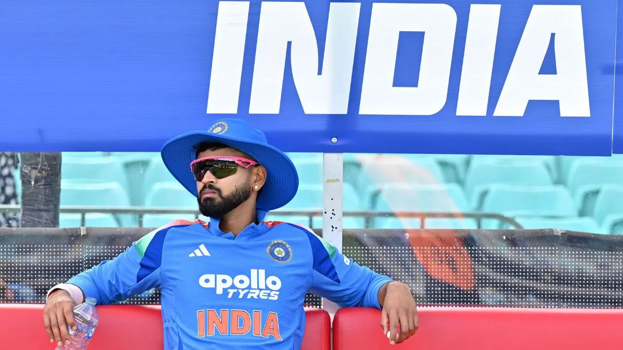 ಏಕೆಂದರೆ ಶ್ರೇಯಸ್ ಅಯ್ಯರ್ ಸಂಪೂರ್ಣವಾಗಿ ಗುಣಮುಖರಾಗಲು ಕನಿಷ್ಠ 2 ತಿಂಗಳುಗಳನ್ನು ತೆಗೆದುಕೊಳ್ಳಲಿದ್ದು, ಇದಾದ ಬಳಿಕ ಫಿಟ್ನೆಸ್ ಟೆಸ್ಟ್ಗೆ ಒಳಗಾಗಲಿದ್ದಾರೆ. ಈ ಎಲ್ಲಾ ಪ್ರಕ್ರಿಯೆಗಳನ್ನು ಪೂರ್ಣಗೊಳಿಸಲು ಜನವರಿ ತನಕ ಕಾಯಬೇಕಾಗಿ ಬರಬಹುದು. ಇತ್ತ ಭಾರತ ಏಕದಿನ ತಂಡದ ಆಧಾರಸ್ತಂಭವಾಗಿದ್ದ ಅಯ್ಯರ್ ಅನುಪಸ್ಥಿತಿಯು ಮುಂಬರುವ ಸರಣಿಗಳಲ್ಲಿ ಟೀಮ್ ಇಂಡಿಯಾ ಪಾಲಿಗೆ ಹಿನ್ನಡೆಯನ್ನುಂಟು ಮಾಡಲಿದೆ.