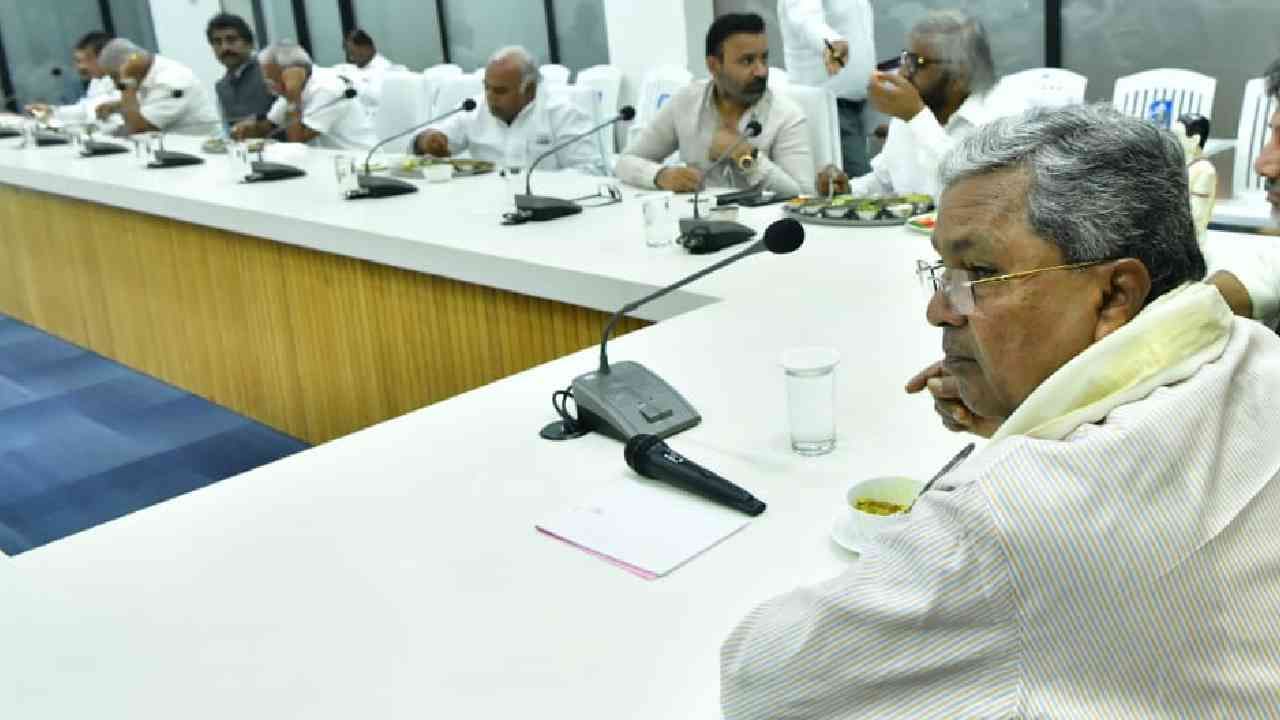 ಡಿಕೆಶಿ ತೆರಳುತ್ತಿದ್ದಂತೆಯೇ ಸಿಎಂ ಜತೆ ನಾಯಕತ್ವ ಬದಲಾವಣೆ ಬಗ್ಗೆ ಚರ್ಚಿಸಿದ ಸಚಿವರು! ಡಿಕೆಶಿ ತೆರಳುತ್ತಿದ್ದಂತೆಯೇ ಸಿಎಂ ಜತೆ ನಾಯಕತ್ವ ಬದಲಾವಣೆ ಬಗ್ಗೆ ಚರ್ಚಿಸಿದ ಸಚಿವರು!