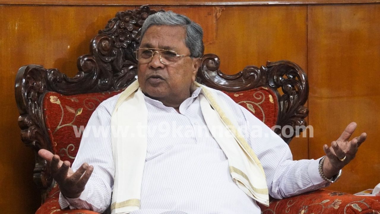 ಅ. 13ಕ್ಕೆ ಔತಣಕೂಟ ಹಿನ್ನೆಲೆ ಆಪ್ತ ಸಚಿವರ ಜತೆ ಸಿದ್ದರಾಮಯ್ಯ ಚರ್ಚೆ: ಸಿಎಂ ರಾಜಕೀಯ ಲೆಕ್ಕಾಚಾರದ ಬಗ್ಗೆ ಭಾರಿ ಕುತೂಹಲ ಅ. 13ಕ್ಕೆ ಔತಣಕೂಟ ಹಿನ್ನೆಲೆ ಆಪ್ತ ಸಚಿವರ ಜತೆ ಸಿದ್ದರಾಮಯ್ಯ ಚರ್ಚೆ: ಸಿಎಂ ರಾಜಕೀಯ ಲೆಕ್ಕಾಚಾರದ ಬಗ್ಗೆ ಭಾರಿ ಕುತೂಹಲ