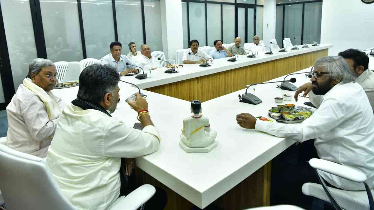 ಡಿನ್ನರ್ ಪಾರ್ಟಿಯಲ್ಲಿ ಸಚಿವರಿಗೆ ಸಿಎಂ ಕಿವಿಮಾತು ಜತೆಗೆ ಖಡಕ್ ಮಾತು: ಏನೇನು ಚರ್ಚೆ ಆಯ್ತು? ಡಿನ್ನರ್ ಪಾರ್ಟಿಯಲ್ಲಿ ಸಚಿವರಿಗೆ ಸಿಎಂ ಕಿವಿಮಾತು ಜತೆಗೆ ಖಡಕ್ ಮಾತು: ಏನೇನು ಚರ್ಚೆ ಆಯ್ತು?