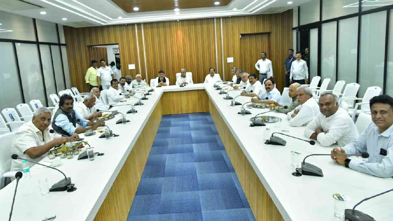 ಸಿದ್ಧವಾಗಿರಿ: ಡಿನ್ನರ್ ಪಾರ್ಟಿಯಲ್ಲಿ ಸಂಪುಟ ಪುನಾರಚನೆಗೆ ಬಗ್ಗೆ ಸಚಿವರಿಗೆ ಸಿಎಂ ಮಹತ್ವದ ಸುಳಿವು ಸಿದ್ಧವಾಗಿರಿ: ಡಿನ್ನರ್ ಪಾರ್ಟಿಯಲ್ಲಿ ಸಂಪುಟ ಪುನಾರಚನೆಗೆ ಬಗ್ಗೆ ಸಚಿವರಿಗೆ ಸಿಎಂ ಮಹತ್ವದ ಸುಳಿವು