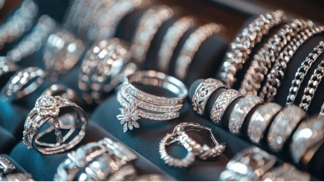 Silver Jewellery: ಈ ಮೂರು ರಾಶಿಯವರು ತಪ್ಪಿಯೂ ಬೆಳ್ಳಿ ಧರಿಸಬೇಡಿ; ಅಪಾಯ ತಪ್ಪಿದ್ದಲ್ಲ! Silver Jewellery: ಈ ಮೂರು ರಾಶಿಯವರು ತಪ್ಪಿಯೂ ಬೆಳ್ಳಿ ಧರಿಸಬೇಡಿ; ಅಪಾಯ ತಪ್ಪಿದ್ದಲ್ಲ!