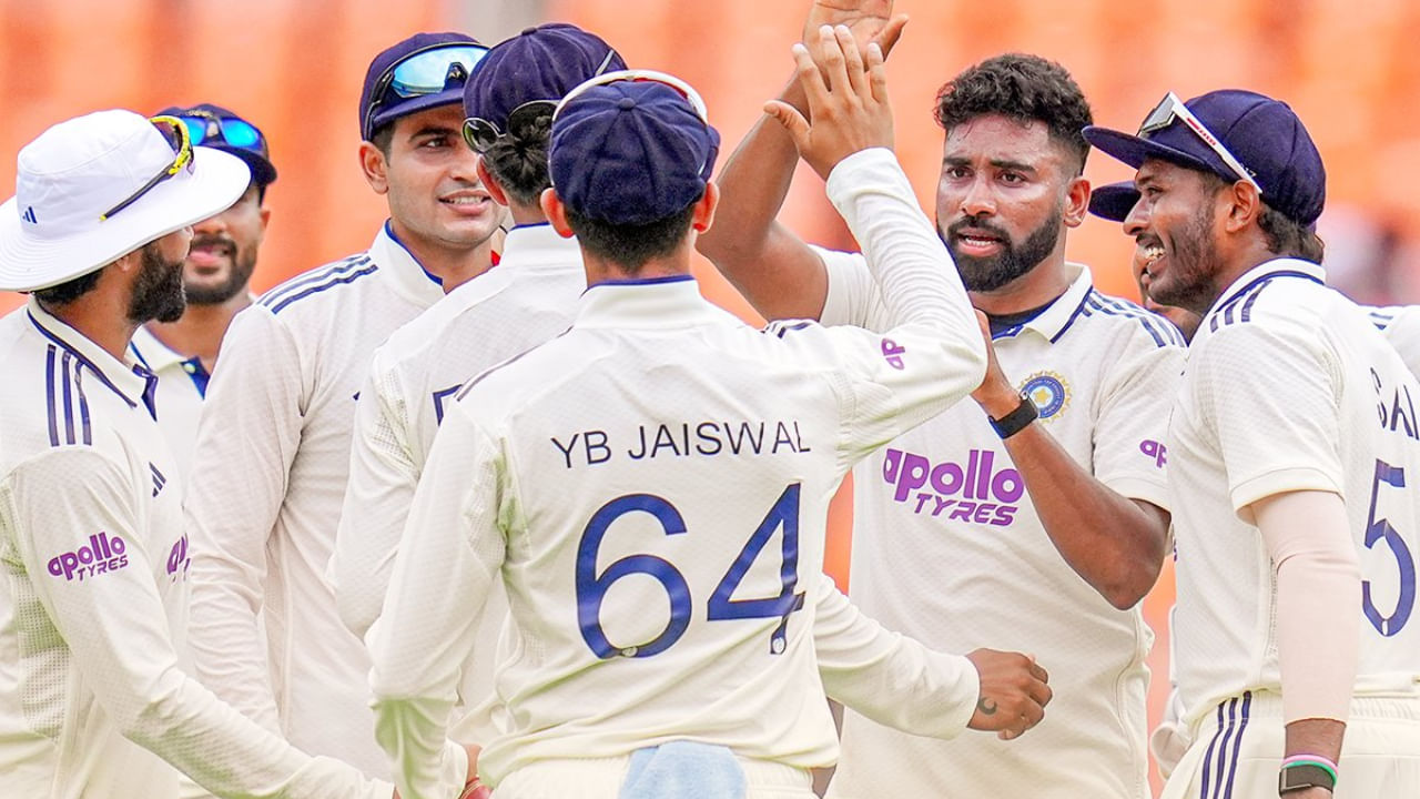 ಈ ಮೂಲಕ ಸಿರಾಜ್ ಅಹಮದಾಬಾದ್‌ನ ನರೇಂದ್ರ ಮೋದಿ ಕ್ರೀಡಾಂಗಣದಲ್ಲಿ ಇದುವರೆಗೆ ಸಾಧ್ಯವಾಗದ ಸಾಧನೆಯನ್ನು ಮಾಡಿದ್ದಾರೆ. ವಿಂಡೀಸ್ ಆರಂಭಿಕ ತೇಜ್‌ನಾರಾಯಣ್ ಚಂದ್ರಪಾಲ್ ಅವರ ವಿಕೆಟ್ ಉರುಳಿಸುವ ಮೂಲಕ ಸಿರಾಜ್, ಭಾರತದಲ್ಲಿ ನಡೆದ ಟೆಸ್ಟ್ ಪಂದ್ಯದ ಎರಡನೇ ಇನ್ನಿಂಗ್ಸ್‌ನಲ್ಲಿ ಮೊದಲ ಬಾರಿಗೆ ವಿಕೆಟ್ ಪಡೆದ ದಾಖಲೆ ನಿರ್ಮಿಸಿದರು. 