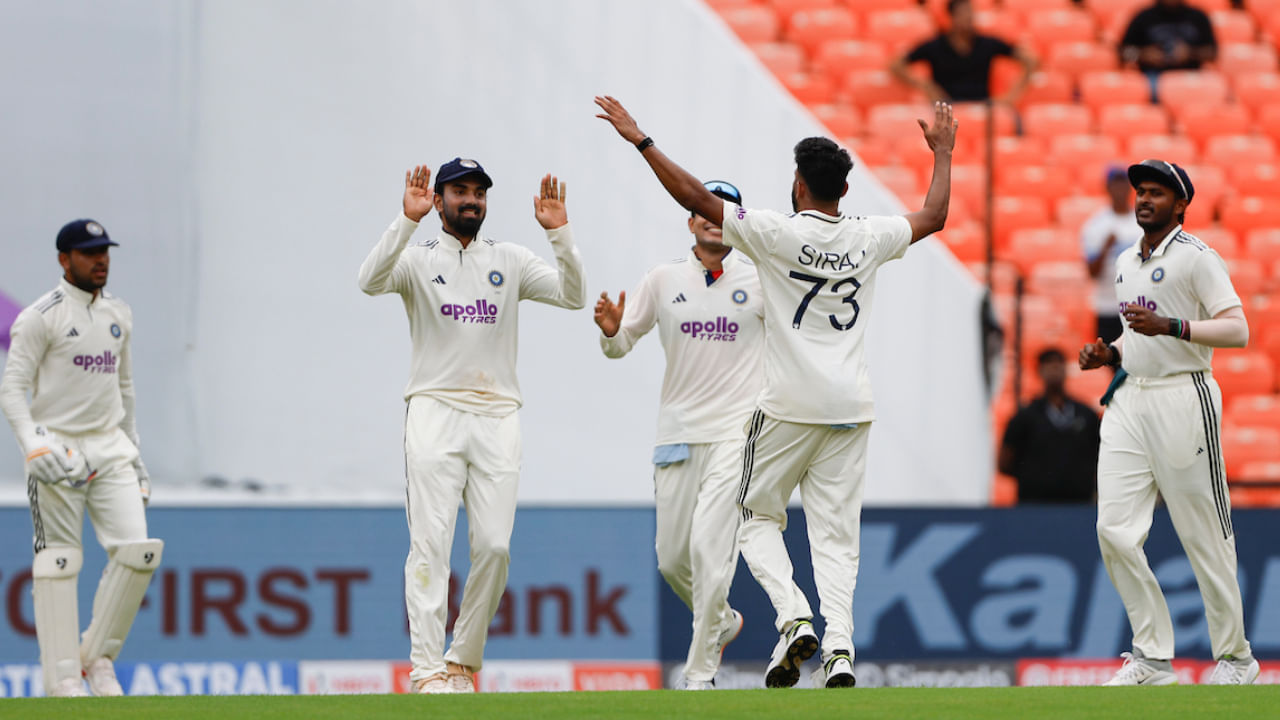 ಅಹಮದಾಬಾದ್ ಟೆಸ್ಟ್‌ನ ಮೊದಲ ಇನ್ನಿಂಗ್ಸ್‌ನಲ್ಲಿ ಮೊಹಮ್ಮದ್ ಸಿರಾಜ್ 14 ಓವರ್‌ಗಳನ್ನು ಬೌಲ್ ಮಾಡಿ 40 ರನ್‌ಗಳನ್ನು ಬಿಟ್ಟುಕೊಟ್ಟು 4 ವಿಕೆಟ್‌ಗಳನ್ನು ಕಬಳಿಸಿದರು. ಇದರೊಂದಿಗೆ ಸಿರಾಜ್ ನಾಲ್ಕನೇ ಆವೃತ್ತಿಯ ವಿಶ್ವ ಟೆಸ್ಟ್ ಚಾಂಪಿಯನ್‌ಶಿಪ್​ನಲ್ಲಿ ಅತ್ಯಧಿಕ ವಿಕೆಟ್ ಪಡೆದ ಬೌಲರ್​ಗಳ ಪಟ್ಟಿಯಲ್ಲಿ ಮಿಚೆಲ್ ಸ್ಟಾರ್ಕ್ ಅವರನ್ನು ಹಿಂದಿಕ್ಕಿದ್ದಾರೆ. ಹಾಗೆಯೇ ಈ ವಿಚಾರದಲ್ಲಿ ನಂ.1 ಸ್ಥಾನಕ್ಕೇರಿದ್ದಾರೆ.