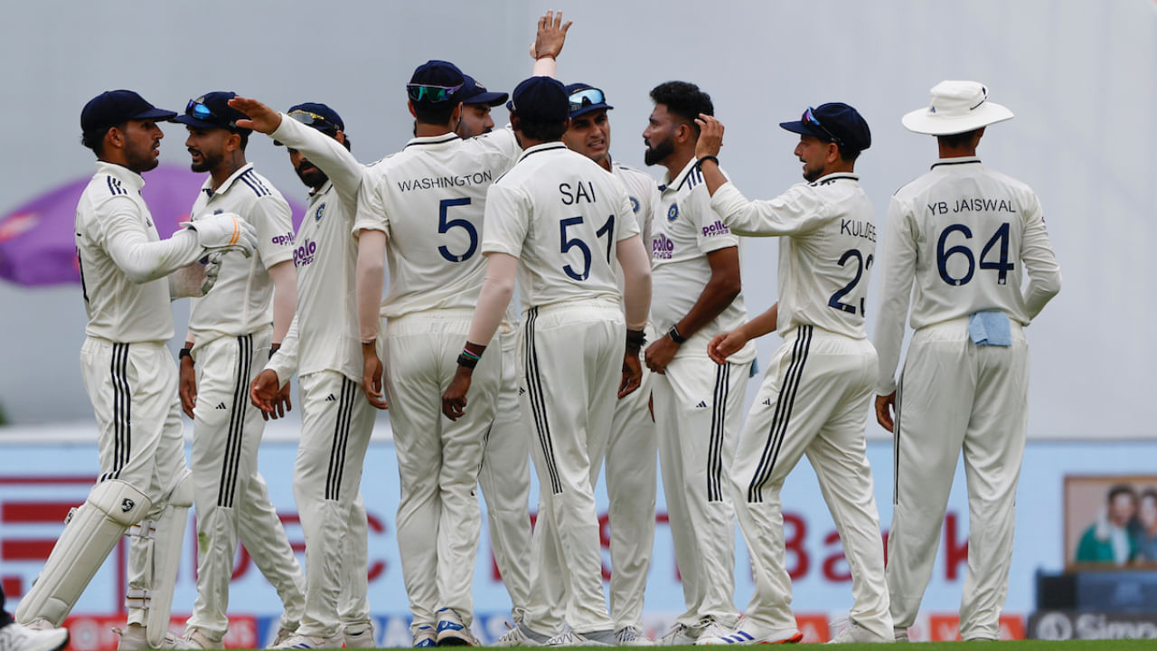 ಮೊಹಮ್ಮದ್ ಸಿರಾಜ್ ತಮ್ಮ ಟೆಸ್ಟ್ ವೃತ್ತಿಜೀವನದಲ್ಲಿ 100 ಕ್ಕೂ ಹೆಚ್ಚು ವಿಕೆಟ್‌ಗಳನ್ನು ಪಡೆದಿದ್ದಾರೆ. ಆದರೆ ಭಾರತದಲ್ಲಿ ಈ ಹಿಂದೆ ಆಡಿದ 14 ಟೆಸ್ಟ್‌ಗಳ ಎರಡನೇ ಇನ್ನಿಂಗ್ಸ್‌ನಲ್ಲಿ ಎಂದಿಗೂ ವಿಕೆಟ್ ಪಡೆದಿರಲಿಲ್ಲ. ಆದರೆ ಇದೀಗ ವಿಂಡೀಸ್ ವಿರುದ್ಧದ ಪಂದ್ಯದ ಎರಡನೇ ಇನ್ನಿಂಗ್ಸ್​ನಲ್ಲಿ ವಿಕೆಟ್ ಪಡೆಯುವ ಮೂಲಕ ವಿಕೆಟ್ ಬರವನ್ನು ನೀಗಿಸಿಕೊಂಡರು. 