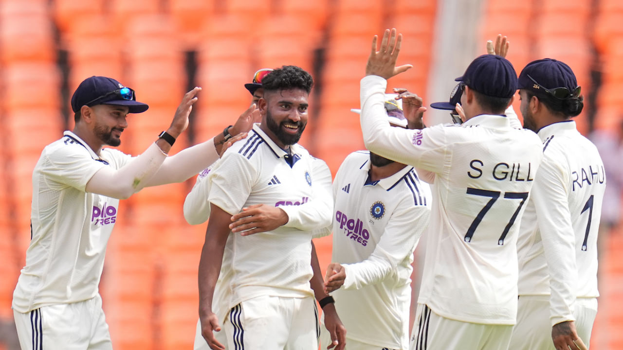 ಅಹಮದಾಬಾದ್ನಲ್ಲಿ ನಡೆದ ಈ ಪಂದ್ಯದ ಮೊದಲ ಇನ್ನಿಂಗ್ಸ್ನಲ್ಲಿ ಸಿರಾಜ್ 14 ಓವರ್ಗಳಲ್ಲಿ ಕೇವಲ 40 ರನ್ಗಳಿಗೆ ನಾಲ್ಕು ವಿಕೆಟ್ಗಳನ್ನು ಕಬಳಿಸಿದರು. ಎರಡನೇ ಇನ್ನಿಂಗ್ಸ್ನಲ್ಲಿ ಸಿರಾಜ್ 11 ಓವರ್ಗಳಲ್ಲಿ 31 ರನ್ಗಳನ್ನು ಬಿಟ್ಟುಕೊಟ್ಟರು, ಆದರೆ ಅವರಿಗೆ ಯಾವುದೇ ವಿಕೆಟ್ ಸಿಗಲಿಲ್ಲ. ಇಲ್ಲಿಯೂ ಅವರು ಎರಡು ಅಥವಾ ಮೂರು ವಿಕೆಟ್ಗಳನ್ನು ಪಡೆದಿದ್ದರೆ, ಸಿರಾಜ್ ಟಾಪ್ 10 ರಲ್ಲಿ ಸ್ಥಾನ ಪಡೆಯುತ್ತಿದ್ದರು.