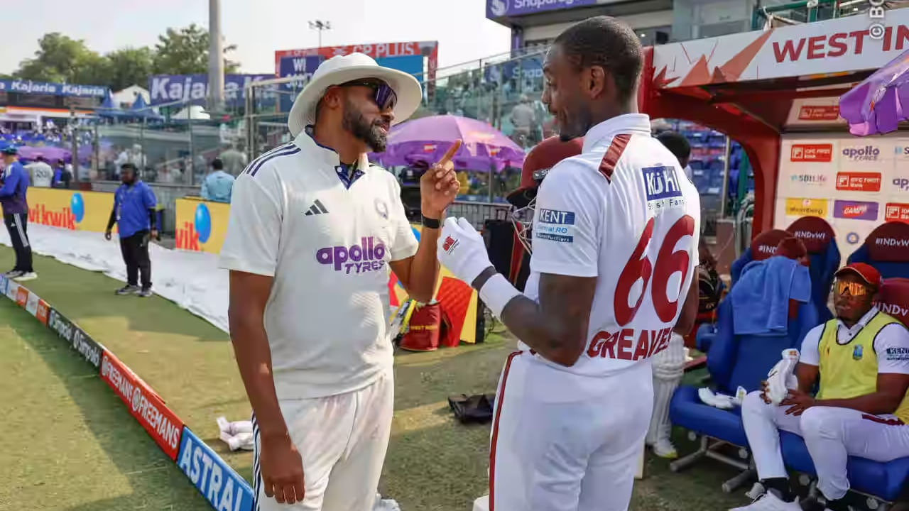 ಅದರಲ್ಲೂ ಟೀ ಬ್ರೇಕ್ ವೇಳೆ ಮೊಹಮ್ಮದ್ ಸಿರಾಜ್ ಜಸ್ಟಿನ್ ಗ್ರೀವ್ಸ್ ಬಳಿ ಹೋಗಿ ರನ್​ ಗಳಿಸಬೇಡ, ಔಟಾಗು ಎಂದು ತಮಾಷೆಗೆ ಎಚ್ಚರಿಕೆ ನೀಡುತ್ತಿರುವುದು ಕಂಡು ಬಂತು. ಸಿರಾಜ್ ಮಾತಿಗೆ ಗ್ರೀವ್ಸ್ ನಗುವಿನ ಉತ್ತರ ನೀಡಿದರು. ಇದಾಗ್ಯೂ ಜಸ್ಟಿನ್ ಗ್ರೀವ್ಸ್ ವಿಕೆಟ್ ಪಡೆಯಲು ಟೀಮ್ ಇಂಡಿಯಾಗೆ ಸಾಧ್ಯವಾಗಲೇ ಇಲ್ಲ.