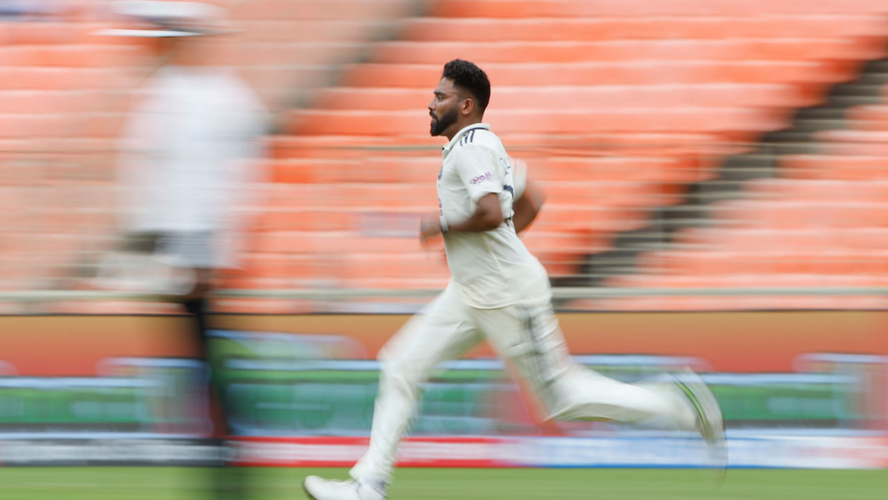 ಈ ಪಂದ್ಯಕ್ಕೂ ಮುನ್ನ, ಮೊಹಮ್ಮದ್ ಸಿರಾಜ್ ಭಾರತದಲ್ಲಿ 14 ಟೆಸ್ಟ್ ಪಂದ್ಯಗಳನ್ನು ಆಡಿದ್ದರು. ಇದರಲ್ಲಿ ಮೂರನೇ ಮತ್ತು ನಾಲ್ಕನೇ ಇನ್ನಿಂಗ್ಸ್‌ ಸೇರಿದಂತೆ ಒಟ್ಟು 11 ಇನ್ನಿಂಗ್ಸ್​ಗಳಲ್ಲಿ ಬೌಲಿಂಗ್ ಮಾಡಿದ್ದರು. ಆದರೆ ಈ 11 ಬಾರಿಯೂ ಒಂದೇ ಒಂದು ವಿಕೆಟ್ ಪಡೆಯಲು ಸಾಧ್ಯವಾಗಿರಲಿಲ್ಲ. ಈ 11 ಇನ್ನಿಂಗ್ಸ್​ಗಳಲ್ಲಿ 50 ಓವರ್‌ಗಳನ್ನು ಬೌಲಿಂಗ್ ಮಾಡಿದ್ದ ಸಿರಾಜ್​ ವಿಕೆಟ್ ಪಡೆಯಲು ವಿಫಲರಾಗಿದ್ದರು. 