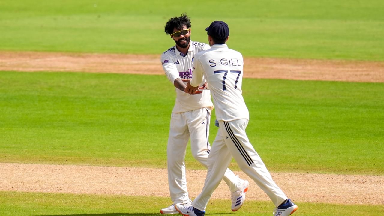 ಇತ್ತ ರವೀಂದ್ರ ಜಡೇಜಾ ಕೂಡ ಮೊದಲ ಟೆಸ್ಟ್ನಲ್ಲಿ ಅಸಾಧಾರಣ ಪ್ರದರ್ಶನ ನೀಡಿದ್ದರು. ಈ ಮೂಲಕ ವಿಶ್ವದ ನಂ. 1 ಟೆಸ್ಟ್ ಆಲ್ರೌಂಡರ್ ಎನಿಸಿಕೊಂಡಿರುವ ಜಡೇಜಾ, ಬ್ಯಾಟ್ಸ್ಮನ್ಗಳ ಟೆಸ್ಟ್ ಶ್ರೇಯಾಂಕದಲ್ಲಿ 25 ನೇ ಸ್ಥಾನವನ್ನು ಪಡೆದುಕೊಂಡಿದ್ದಾರೆ. ಜಡೇಜಾ ಪ್ರಸ್ತುತ 35 ನೇ ಸ್ಥಾನದಲ್ಲಿರುವ ಕೆಎಲ್ ರಾಹುಲ್ ಮತ್ತು ಬೆನ್ ಸ್ಟೋಕ್ಸ್ರಂತಹ ಬ್ಯಾಟ್ಸ್ಮನ್ಗಳನ್ನು ಹಿಂದಿಕ್ಕಿದ್ದಾರೆ.