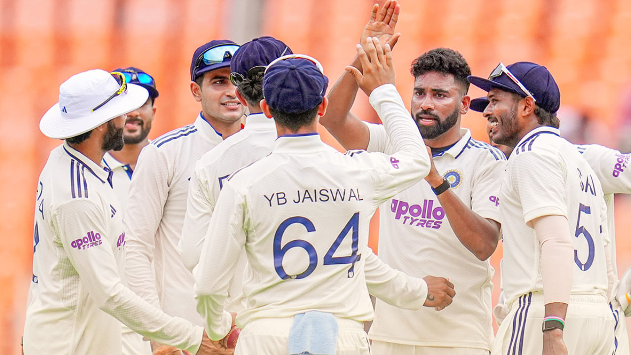 ನಂತರ ಎರಡನೇ ಸೆಷನ್‌ನಲ್ಲಿ ಮೊಹಮ್ಮದ್ ಸಿರಾಜ್ ವೆಸ್ಟ್ ಇಂಡೀಸ್ ನಾಯಕ ರೋಸ್ಟನ್ ಚೇಸ್ ಅವರನ್ನು ಔಟ್ ಮಾಡಿದರು. ಇದರೊಂದಿಗೆ, ಸಿರಾಜ್ 2025 ರ ವಿಶ್ವ ಟೆಸ್ಟ್ ಚಾಂಪಿಯನ್‌ಶಿಪ್‌ನಲ್ಲಿ ಅತಿ ಹೆಚ್ಚು ವಿಕೆಟ್ ಪಡೆದ ಬೌಲರ್ ಎನಿಸಿಕೊಂಡರು. ಈ ವರ್ಷ ಸಿರಾಜ್ ಇದುವರೆಗೆ 30 ವಿಕೆಟ್‌ಗಳನ್ನು ಕಬಳಿಸುವ ಮೂಲಕ ಅಗ್ರಸ್ಥಾನವನ್ನು ಪಡೆದುಕೊಂಡರೆ, ಆಸ್ಟ್ರೇಲಿಯಾ ವೇಗಿ ಮಿಚೆಲ್ ಸ್ಟಾರ್ಕ್ 29 ವಿಕೆಟ್‌ಗಳೊಂದಿಗೆ ಎರಡನೇ ಸ್ಥಾನದಲ್ಲಿದ್ದಾರೆ.