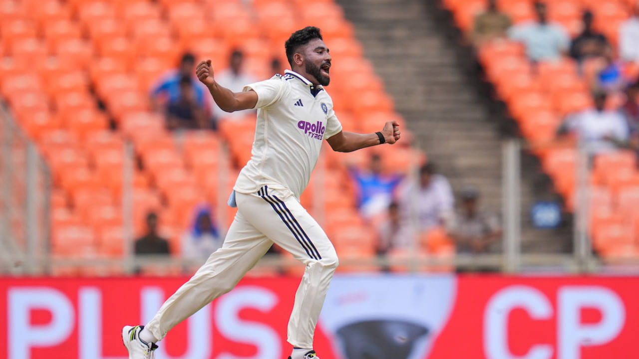 ಈ ಪಂದ್ಯದ ಮೊದಲ ಇನ್ನಿಂಗ್ಸ್‌ನಲ್ಲಿ ವೆಸ್ಟ್ ಇಂಡೀಸ್ ತಂಡ ಕೇವಲ 162 ರನ್ ಗಳಿಸಿ ಆಲ್ ಔಟ್ ಆಗಿತ್ತು . ಈ ಕಳಪೆ ಪ್ರದರ್ಶನಕ್ಕೆ ದೊಡ್ಡ ಕಾರಣ ಮೊಹಮ್ಮದ್ ಸಿರಾಜ್ ಅವರ ಬೌಲಿಂಗ್. ಮೊದಲ ಇನ್ನಿಂಗ್ಸ್‌ನಲ್ಲಿ ಸಿರಾಜ್ 14 ಓವರ್‌ಗಳನ್ನು ಬೌಲಿಂಗ್ ಮಾಡಿ ಕೇವಲ 40 ರನ್‌ಗಳಿಗೆ 4 ವಿಕೆಟ್‌ಗಳನ್ನು ಪಡೆದಿದ್ದರು. ಮೊದಲ ಇನ್ನಿಂಗ್ಸ್‌ನಲ್ಲಿಯೂ ತೇಜ್‌ನಾರಾಯಣ್ ಚಂದ್ರಪಾಲ್ ಅವರನ್ನು ಔಟ್ ಮಾಡಿದ್ದ ಸಿರಾಜ್, ಅಲಿಕ್ ಅಥಾನಾಜೆ, ಬ್ರಾಂಡನ್ ಕಿಂಗ್ ಮತ್ತು ರೋಸ್ಟನ್ ಚೇಸ್ ಅವರನ್ನು ಸಹ ಔಟ್ ಮಾಡಿದರು .