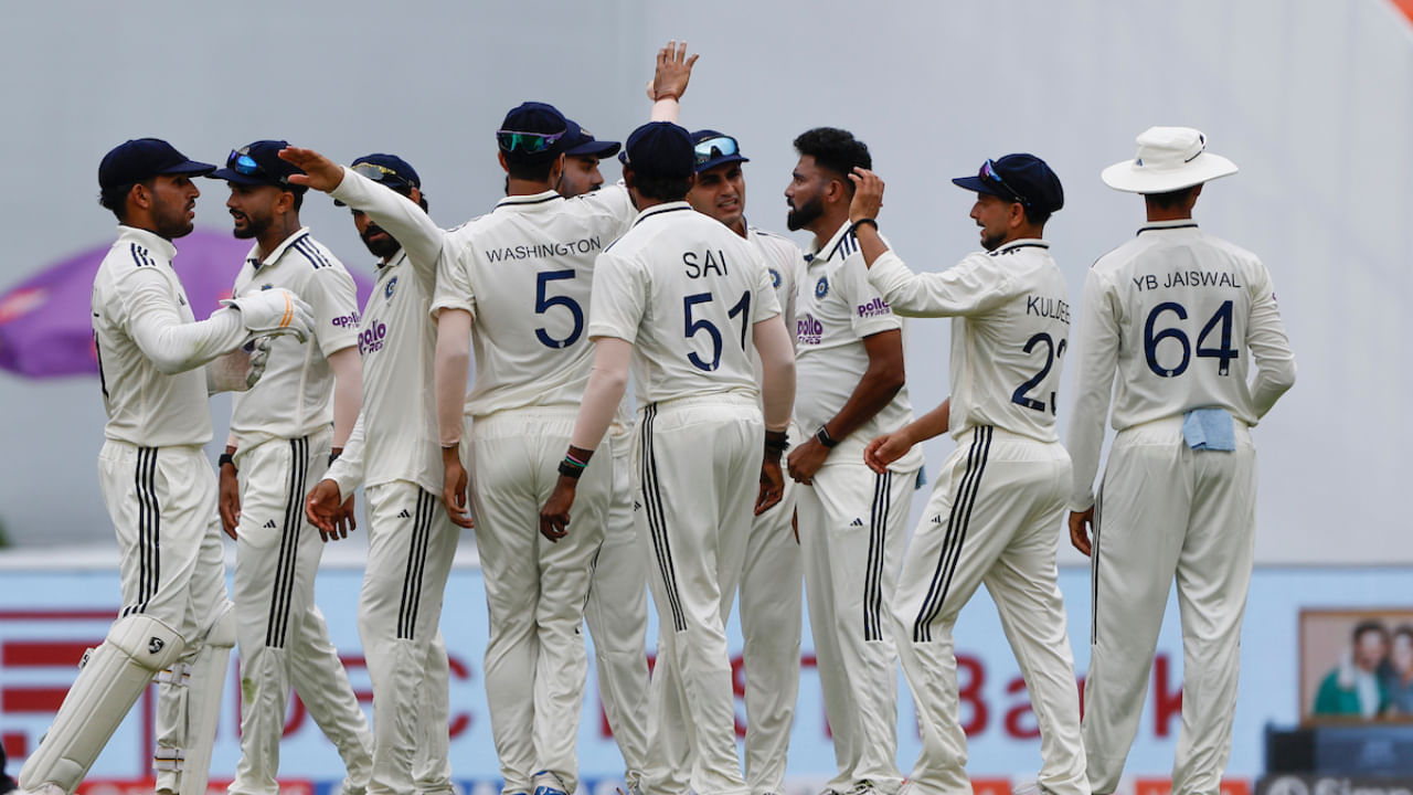 ಡಬ್ಲ್ಯೂಟಿಸಿ 2025-27ರ ಆವೃತ್ತಿಯಲ್ಲಿ ಮೊಹಮ್ಮದ್ ಸಿರಾಜ್ ಅತಿ ಹೆಚ್ಚು ವಿಕೆಟ್ ಪಡೆದ ಬೌಲರ್ ಎನಿಸಿಕೊಂಡಿರುವ ಸಿರಾಜ್ ಈ ಆವೃತ್ತಿಯಲ್ಲಿ ತಮ್ಮ ಆರನೇ ಟೆಸ್ಟ್ ಪಂದ್ಯವನ್ನು ಆಡುತ್ತಿದ್ದಾರೆ. ಇದಕ್ಕೂ ಮೊದಲು, ಅವರು ಇಂಗ್ಲೆಂಡ್ ವಿರುದ್ಧದ ಎಲ್ಲಾ ಐದು ಟೆಸ್ಟ್ ಪಂದ್ಯಗಳನ್ನು ಆಡಿ 23 ವಿಕೆಟ್‌ಗಳನ್ನು ಕಬಳಿಸಿದ್ದರು. ಇದೀಗ ವೆಸ್ಟ್ ಇಂಡೀಸ್ ವಿರುದ್ಧದ ಮೊದಲ ಟೆಸ್ಟ್‌ನ ಮೊದಲ ಇನ್ನಿಂಗ್ಸ್‌ನಲ್ಲಿ ನಾಲ್ಕು ವಿಕೆಟ್‌ಗಳನ್ನು ಕಬಳಿಸಿ ತಮ್ಮ ಅದ್ಭುತ ಪ್ರದರ್ಶನವನ್ನು ಮುಂದುವರೆಸಿದ್ದಾರೆ.
