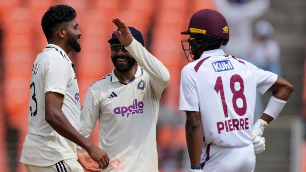 ವೆಸ್ಟ್ ಇಂಡೀಸ್ ವಿರುದ್ಧದ ಮೊದಲ ಟೆಸ್ಟ್ನಲ್ಲಿ, ಇನ್ನಿಂಗ್ಸ್ ಮತ್ತು 140 ರನ್ಗಳ ಗೆಲುವು ಸಾಧಿಸಿದ ನಂತರ, ಭಾರತೀಯ ಆಟಗಾರರು ಐಸಿಸಿ ಶ್ರೇಯಾಂಕದಲ್ಲಿ ಭರ್ಜರಿ ಮುಂಬಡ್ತಿ ಪಡೆದಿದ್ದಾರೆ. ಅದರಲ್ಲೂ ಮೊದಲ ಟೆಸ್ಟ್ನಲ್ಲಿ ಅಮೋಘ ಪ್ರದರ್ಶನ ನೀಡಿದ ವೇಗದ ಬೌಲರ್ ಮೊಹಮ್ಮದ್ ಸಿರಾಜ್ ಮತ್ತು ವಿಶೇಷವಾಗಿ ಆಲ್ರೌಂಡರ್ ರವೀಂದ್ರ ಜಡೇಜಾ ಶ್ರೇಯಾಂಕದಲ್ಲಿ ಗಮನಾರ್ಹ ಸಾಧನೆ ಮಾಡಿದ್ದಾರೆ.