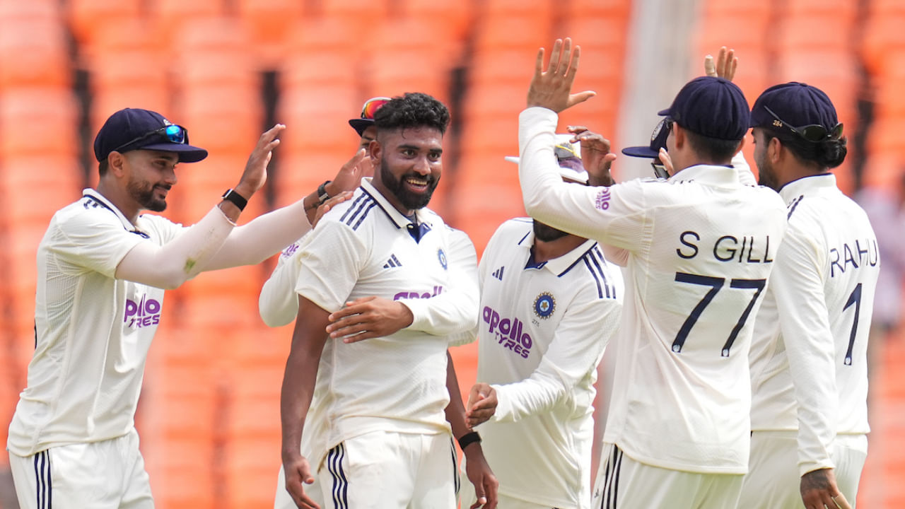 ಭಾರತ ಮತ್ತು ವೆಸ್ಟ್ ಇಂಡೀಸ್ ನಡುವಿನ ಮೊದಲ ಟೆಸ್ಟ್ ಪಂದ್ಯ ಅಹಮದಾಬಾದ್‌ನ ನರೇಂದ್ರ ಮೋದಿ ಕ್ರೀಡಾಂಗಣದಲ್ಲಿ ನಡೆಯುತ್ತಿದೆ. ಟಾಸ್ ಗೆದ್ದು ಬ್ಯಾಟಿಂಗ್‌ ಆರಂಭಿಸಿದ ವಿಂಡೀಸ್ ತಂಡವನ್ನು ಮೊದಲ ದಿನವೇ ಕಾಡಿದ ಭಾರತದ ಸ್ಟಾರ್ ವೇಗಿ ಮೊಹಮ್ಮದ್ ಸಿರಾಜ್ ಮೊದಲ ಇನ್ನಿಂಗ್ಸ್‌ನಲ್ಲಿ ನಾಲ್ಕು ವಿಕೆಟ್‌ಗಳನ್ನು ಕಬಳಿಸಿದರು. 