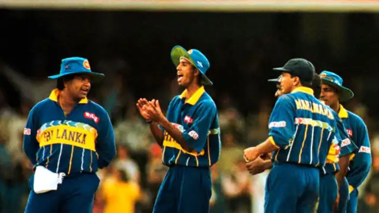 ಇದಕ್ಕೂ ಮುನ್ನ ಇಂತಹದೊಂದು ವಿಶ್ವ ದಾಖಲೆ ಶ್ರೀಲಂಕಾ ತಂಡದ ಹೆಸರಿನಲ್ಲಿತ್ತು. ವೆಸ್ಟ್ ಇಂಡೀಸ್ (1996), ನ್ಯೂಝಿಲೆಂಡ್ (1998), ಆಸ್ಟ್ರೇಲಿಯಾ (2004) ವಿರುದ್ಧದ ಪಂದ್ಯಗಳಲ್ಲಿ ಶ್ರೀಲಂಕಾ ತಂಡವು ಸ್ಪಿನ್ನರ್ ಗಳಿಂದ 44 ಓವರ್ಗಳನ್ನು ಮಾಡಿಸಿ ವಿಶ್ವ ದಾಖಲೆ ನಿರ್ಮಿಸಿದ್ದರು.