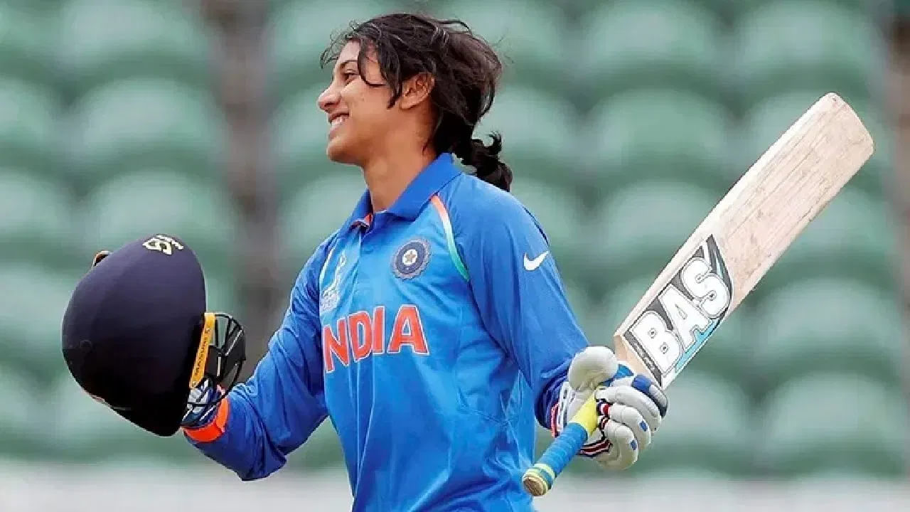 ಸ್ಮೃತಿ ಮಂಧಾನ ಏಕದಿನ ಕ್ರಿಕೆಟ್​ನಲ್ಲಿ 5000 ರನ್ ಕಲೆಹಾಕಲು ತೆಗೆದುಕೊಂಡಿದ್ದು ಕೇವಲ 112 ಇನಿಂಗ್ಸ್​ಗಳನ್ನು ಮಾತ್ರ. ಈ ಮೂಲಕ ಒಡಿಐ ಕ್ರಿಕೆಟ್​ನಲ್ಲಿ ಅತೀ ವೇಗವಾಗಿ 5 ಸಾವಿರ ರನ್​ ಗಳಿಸಿದ ಭಾರತೀಯ ಬ್ಯಾಟರ್ ಎಂಬ ಹೆಗ್ಗಳಿಕೆಯನ್ನು ತಮ್ಮದಾಗಿಸಿಕೊಂಡಿದ್ದಾರೆ.