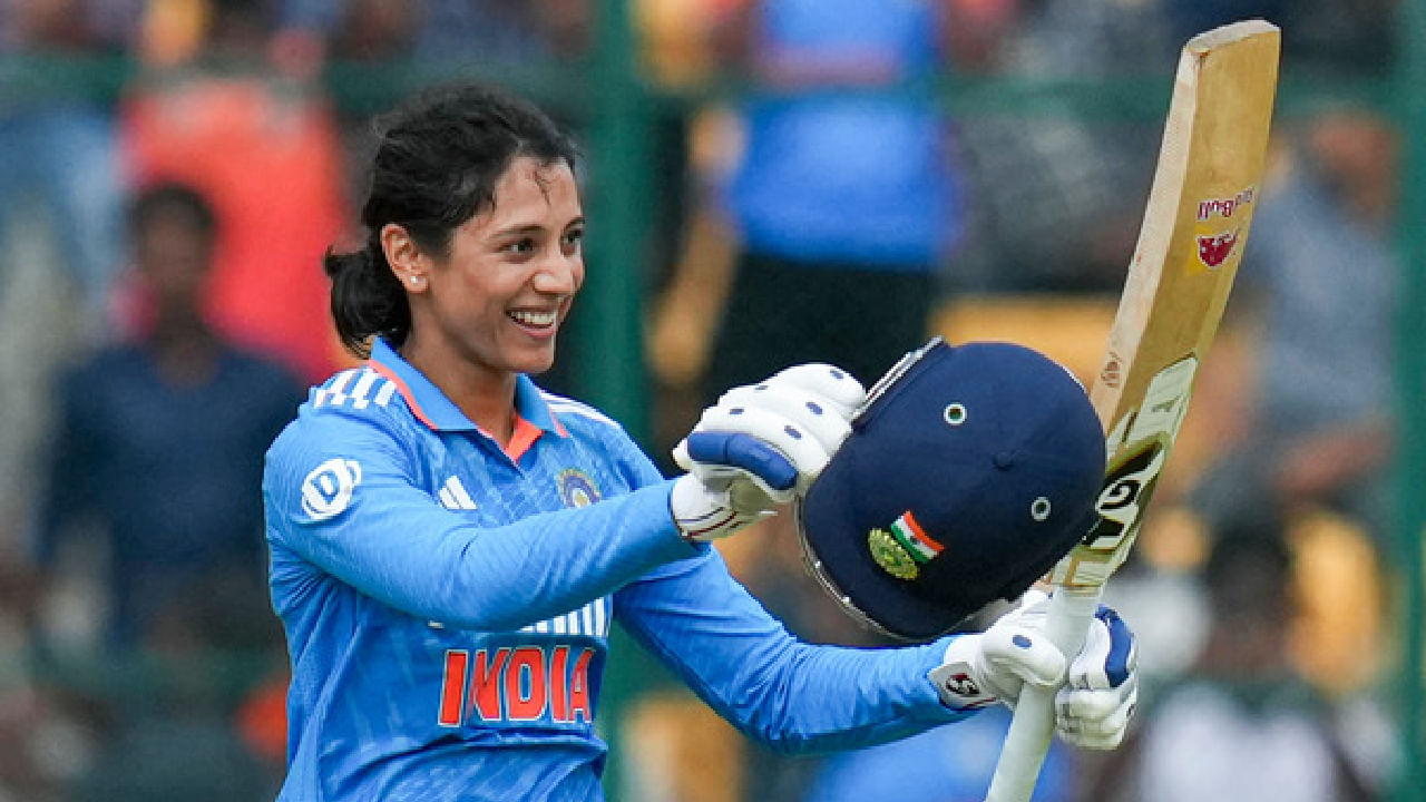 ಇದರೊಂದಿಗೆ ಏಕದಿನ ಕ್ರಿಕೆಟ್​ ಇತಿಹಾಸದಲ್ಲೇ ಅತೀ ವೇಗವಾಗಿ 5000 ರನ್​ ಗಳಿಸಿದ ಭಾರತೀಯ ಬ್ಯಾಟರ್ ಎಂಬ ದಾಖಲೆ ಸ್ಮೃತಿ ಮಂಧಾನ ಪಾಲಾಗಿದೆ. ಇದಕ್ಕೂ ಮುನ್ನ ಈ ಭರ್ಜರಿ ದಾಖಲೆ ರನ್ ಮಷಿನ್ ಖ್ಯಾತಿಯ ವಿರಾಟ್ ಕೊಹ್ಲಿಯ ಹೆಸರಿನಲ್ಲಿತ್ತು.