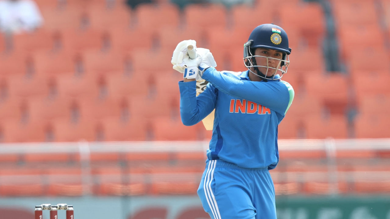 ಆದಾಗ್ಯೂ ವಿಶ್ವಕಪ್‌ನಲ್ಲಿ ಕಳಪೆ ಫಾರ್ಮ್​ನಿಂದ ಬಳುತ್ತಿರುವ ಉಪನಾಯಕಿ ಸ್ಮೃತಿ ಮಂಧಾನ ಸತತ ಮೂರನೇ ಪಂದ್ಯದಲ್ಲೂ ಬಿಗ್ ಇನ್ನಿಂಗ್ಸ್ ಆಡುವಲ್ಲಿ ವಿಫಲರಾಗಿದ್ದಾರೆ. ಈ ಪಂದ್ಯದಲ್ಲಿ ಉತ್ತಮ ಆರಂಭ ಪಡೆದುಕೊಂಡಿದ್ದ ಮಂಧಾನ ಮತ್ತೊಮ್ಮೆ ವಿಕೆಟ್ ಕೈಚೆಲ್ಲಿದ್ದಾರೆ. ತಮ್ಮ ಇನ್ನಿಂಗ್ಸ್​ನಲ್ಲಿ 32 ಎಸೆತಗಳನ್ನು ಎದುರಿಸಿದ ಸ್ಮೃತಿ 1 ಬೌಂಡರಿ ಹಾಗೂ 1 ಸಿಕ್ಸರ್ ಸಹಿತ 23 ರನ್ ಗಳಿಸಿ ಔಟಾದರು.