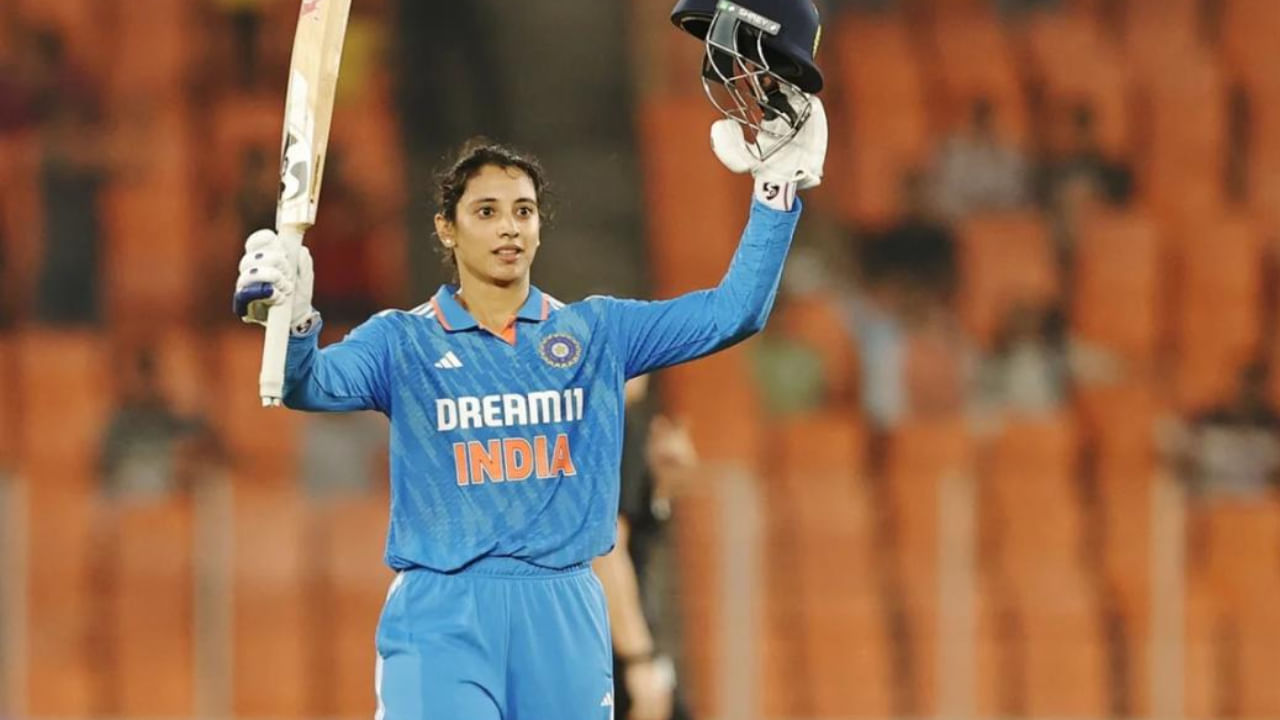 ಆಸ್ಟ್ರೇಲಿಯಾ ವಿರುದ್ಧದ ಮೂರು ಪಂದ್ಯಗಳ ಸರಣಿಯಲ್ಲಿ ಸ್ಮೃತಿ ಮಂಧಾನ ಕ್ರಮವಾಗಿ 58, 117 ಮತ್ತು 125 ರನ್ ಗಳಿಸಿದ್ದರು. ಮೂರನೇ ಏಕದಿನ ಪಂದ್ಯದಲ್ಲಿ ಕೇವಲ 50 ಎಸೆತಗಳಲ್ಲಿ ಶತಕ ಬಾರಿಸಿದ್ದ ಸ್ಮೃತಿ ಅತಿ ವೇಗದ ಶತಕ ಸಿಡಿಸಿದ ಭಾರತೀಯ ಬ್ಯಾಟರ್ ಎಂಬ ದಾಖಲೆಯನ್ನು ಸೃಷ್ಟಿಸಿದ್ದರು. ಆದಾಗ್ಯೂ ಆ ಸರಣಿಯನ್ನು ಗೆಲ್ಲಲು ಭಾರತಕ್ಕೆ ಸಾಧ್ಯವಾಗಿರಲಿಲ್ಲ.