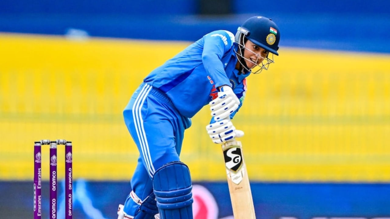 ಪಾಕ್ ವಿರುದ್ಧದ ಪಂದ್ಯದಲ್ಲಿ 32 ಎಸೆತಗಳನ್ನು ಎದುರಿಸಿ ನಾಲ್ಕು ಬೌಂಡರಿ ಸೇರಿದಂತೆ ಕೇವಲ 23 ರನ್‌ಗಳಿಸಿ ಔಟಾದರು. ಈ ಮೂಲಕ ಸ್ಮೃತಿ ಕೇವಲ 12 ರನ್​ಗಳ ಅಂತರದಿಂದ ವಿಶ್ವ ದಾಖಲೆಯನ್ನು ಸೃಷ್ಟಿಸುವ ಅವಕಾಶವನ್ನು ಈ ಪಂದ್ಯದಲ್ಲಿ ಕಳೆದುಕೊಂಡರು. ಈ ಪಂದ್ಯದಲ್ಲಿ ಅವರು 12 ರನ್ ಗಳಿಸಿದ್ದರೆ ಮಹಿಳಾ ಏಕದಿನ ಕ್ರಿಕೆಟ್‌ನಲ್ಲಿ ಕ್ಯಾಲೆಂಡರ್ ವರ್ಷದಲ್ಲಿ ಅತಿ ಹೆಚ್ಚು ರನ್ ಗಳಿಸಿದ ಆಟಗಾರ್ತಿಯಾಗುತ್ತಿದ್ದರು, ಆದರೆ ಅದು ಆಗಲಿಲ್ಲ.