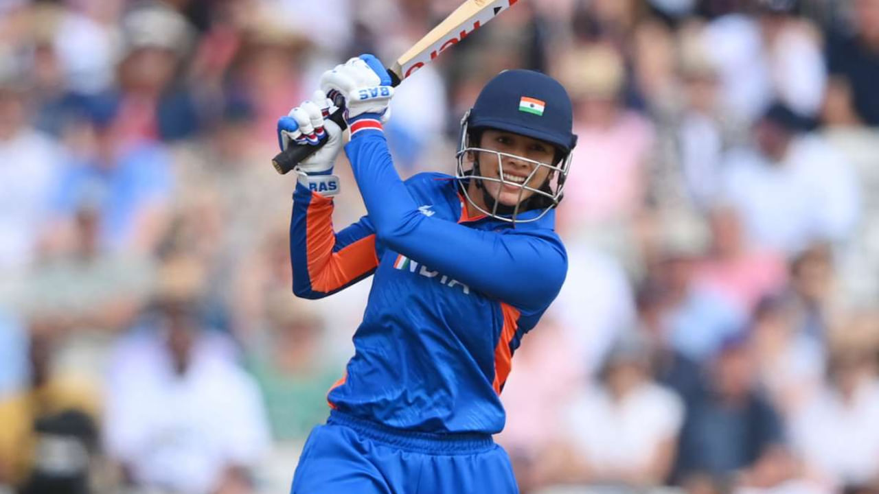 2025 ರಲ್ಲಿ ಸ್ಮೃತಿ ಮಂಧಾನಾ ಅವರ ಪ್ರದರ್ಶನ ಅತ್ಯುತ್ತಮವಾಗಿದೆ. ಆಸ್ಟ್ರೇಲಿಯಾ ವಿರುದ್ಧದ ಏಕದಿನ ಸರಣಿಯಲ್ಲಿ ಎರಡು ಶತಕಗಳನ್ನು ಬಾರಿಸಿದ ಸ್ಮೃತಿ 2025 ರಲ್ಲಿ ಮಹಿಳಾ ಏಕದಿನ ಕ್ರಿಕೆಟ್‌ನಲ್ಲಿ ಒಟ್ಟು 959 ರನ್ ಗಳಿಸಿದ್ದಾರೆ. ಇದೀಗ ಪಾಕಿಸ್ತಾನ ವಿರುದ್ಧದ ಪಂದ್ಯದಲ್ಲಿ ಬಿಗ್ ಇನ್ನಿಂಗ್ಸ್ ಆಡುವಲ್ಲಿ ವಿಫಲರಾಗಿರುವ ಸ್ಮೃತಿ, ಮುಂದಿನ ಪಂದ್ಯದಲ್ಲಿ 12 ರನ್ ಬಾರಿಸಿದರೆ 28 ವರ್ಷಗಳ ದಾಖಲೆ ಮುರಿಯಲಿದ್ದಾರೆ.