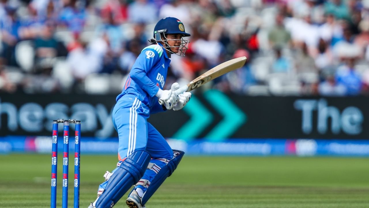 ಆಫ್ರಿಕಾ ವಿರುದ್ಧ 23 ರನ್​ಗಳ ಇನ್ನಿಂಗ್ಸ್ ಆಡಿದ ಸ್ಮೃತಿ ಈ ಮೂಲಕ ಮಹಿಳಾ ಏಕದಿನ ಕ್ರಿಕೆಟ್​ನ ಒಂದು ಕ್ಯಾಲೆಂಡರ್ ವರ್ಷದಲ್ಲಿ ಅತ್ಯಧಿಕ ರನ್ ಕಲೆಹಾಕಿದ ಆಟಗಾರ್ತಿ ಎನಿಸಿಕೊಂಡಿದ್ದಾರೆ. ಸ್ಮೃತಿ ಮಂಧಾನ ಅವರಿಗಿಂತ ಮೊದಲು, ಮಹಿಳಾ ಏಕದಿನ ಕ್ರಿಕೆಟ್‌ನಲ್ಲಿ ಕ್ಯಾಲೆಂಡರ್ ವರ್ಷದಲ್ಲಿ ಅತಿ ಹೆಚ್ಚು ರನ್ ಗಳಿಸಿದ ದಾಖಲೆ ಆಸ್ಟ್ರೇಲಿಯಾದ ಮಾಜಿ ಆಟಗಾರ್ತಿ ಬೆಲಿಂಡಾ ಕ್ಲಾರ್ಕ್ ಅವರ ಹೆಸರಿನಲ್ಲಿತ್ತು, ಅವರು 1997 ರಲ್ಲಿ ಏಕದಿನ ಪಂದ್ಯಗಳಲ್ಲಿ 970 ರನ್ ಗಳಿಸಿದ್ದರು. 