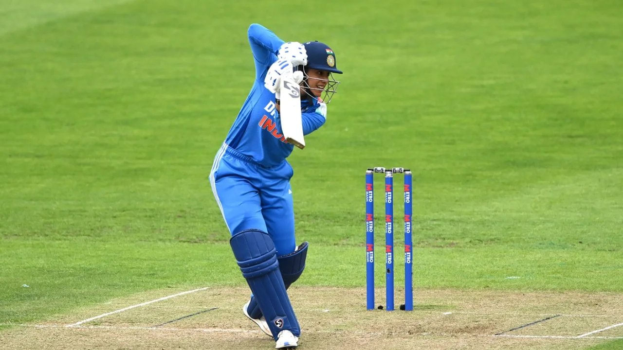 ವಾಸ್ತವವಾಗಿ ಮಹಿಳಾ ಏಕದಿನ ಕ್ರಿಕೆಟ್‌ನಲ್ಲಿ ಕ್ಯಾಲೆಂಡರ್ ವರ್ಷದಲ್ಲಿ ಅತಿ ಹೆಚ್ಚು ರನ್ ಗಳಿಸಿದ ದಾಖಲೆಯನ್ನು 1997 ರಲ್ಲಿ ಮಹಿಳಾ ಏಕದಿನ ಕ್ರಿಕೆಟ್‌ನಲ್ಲಿ 970 ರನ್ ಗಳಿಸಿದ್ದ ಬ್ಲೆಂಡಾ ಕ್ಲಾರ್ಕ್ ಹೊಂದಿದ್ದಾರೆ. ಈಗ, ಭಾರತದ ಸ್ಮೃತಿ ಮಂಧಾನಾ ಈ ವಿಶ್ವ ದಾಖಲೆಯನ್ನು ಮುರಿಯಲು ಕೇವಲ 12 ರನ್‌ಗಳ ದೂರದಲ್ಲಿದ್ದಾರೆ. ಮುಂಬರುವ ಮಹಿಳಾ ವಿಶ್ವಕಪ್ ಪಂದ್ಯಗಳಲ್ಲಿ ಅವರು ಈ ದಾಖಲೆಯನ್ನು ಸುಲಭವಾಗಿ ಮುರಿಯಬಹುದು.